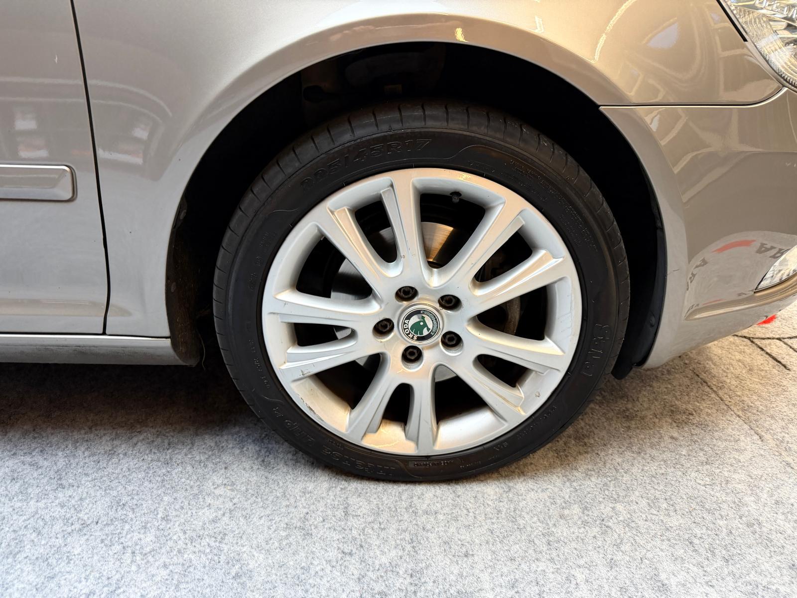 SKODA Octavia Combi 1.8 T-FSI Ambiente-image-9