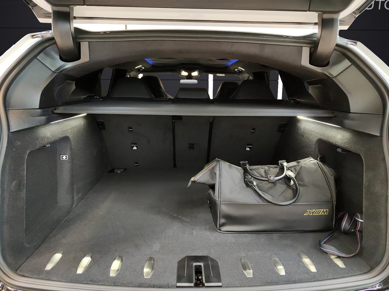 BMW XM 50e Plug-in Hybrid-image-16