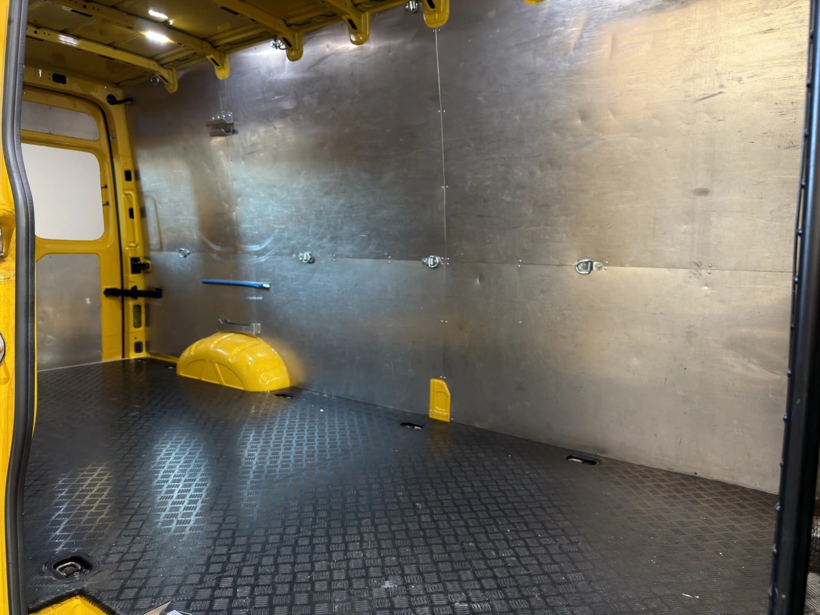 VW Crafter 35 2.0 TDI L4 4Motion-image-12