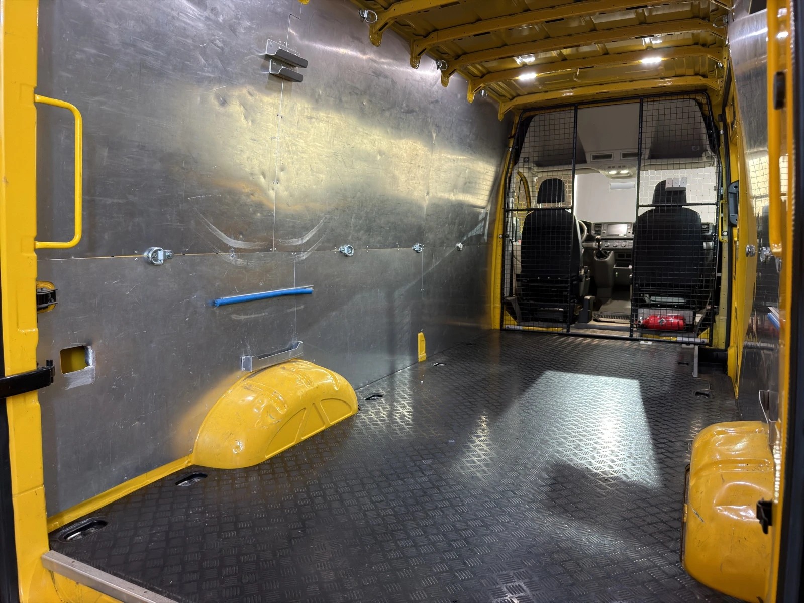 VW Crafter 35 2.0 TDI L4 4Motion-image-10