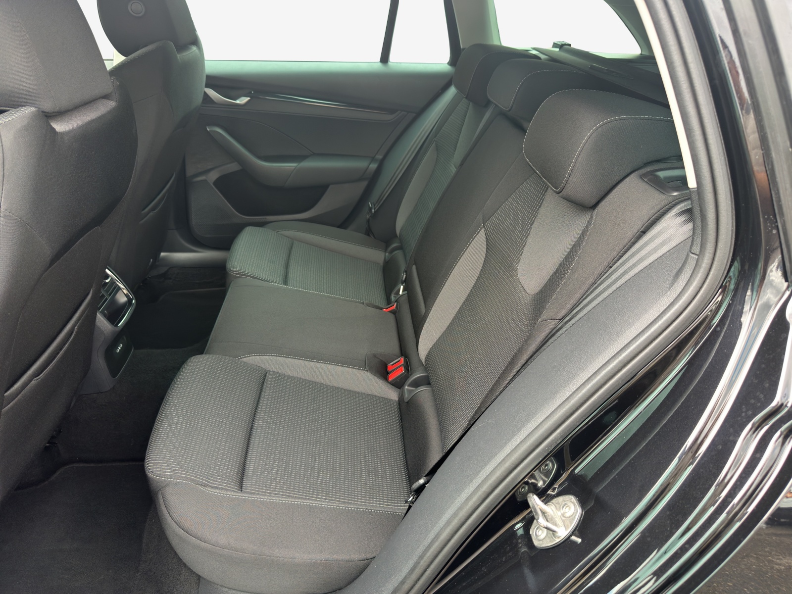 SKODA Octavia Combi 2.0 TDI DSG Selection-image-11