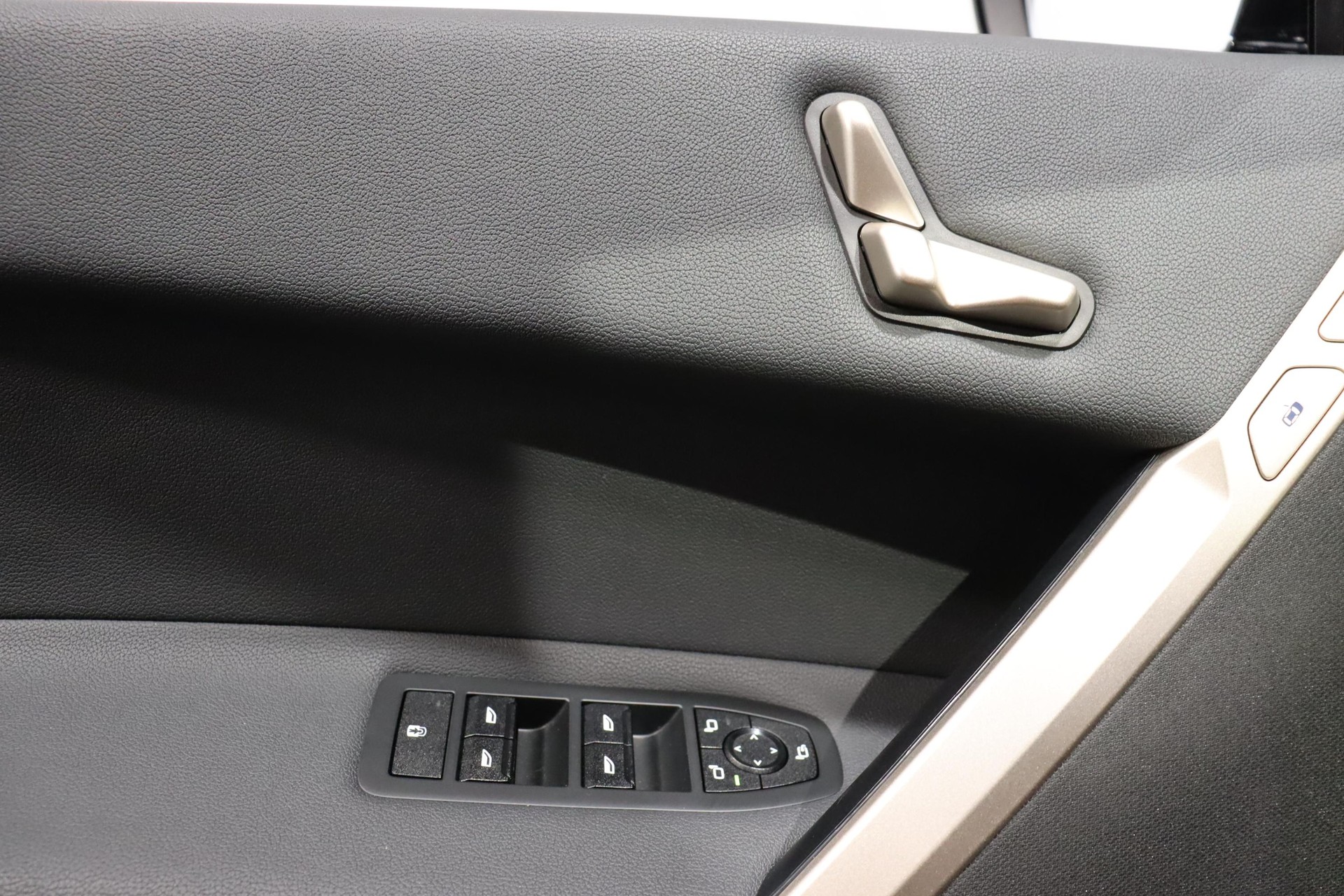 BMW iX xDrive50-image-17