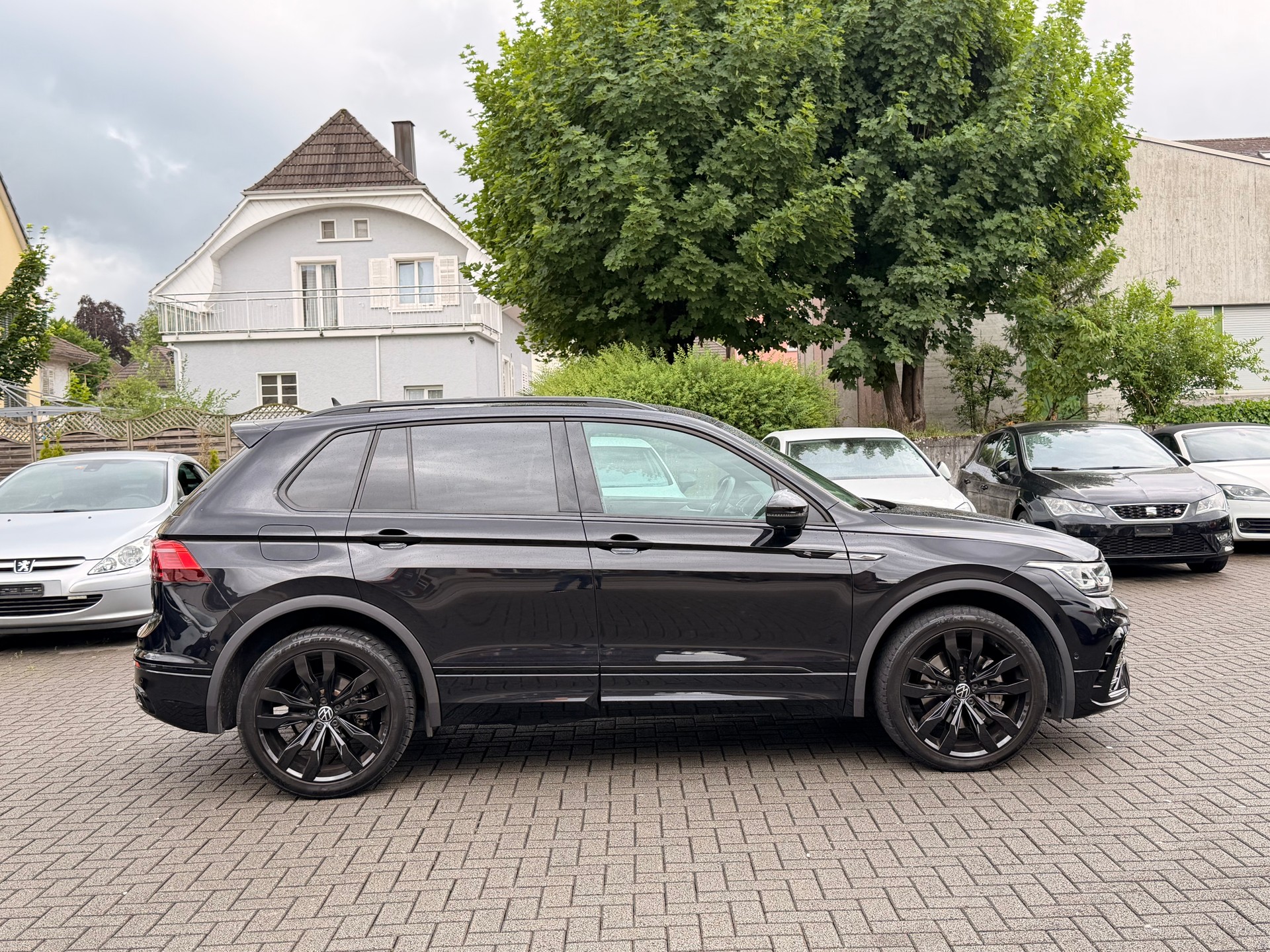 VW Tiguan 2.0 TDI SCR R-Line 4Motion DSG black edition-image-4