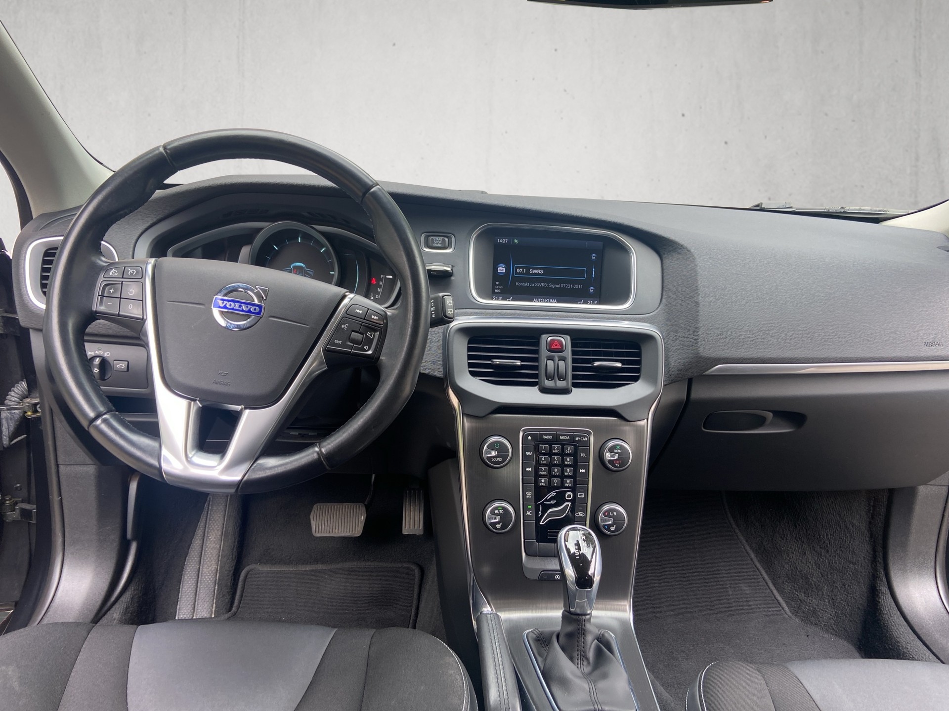 VOLVO V40 D3 Momentum Geartronic-image-8