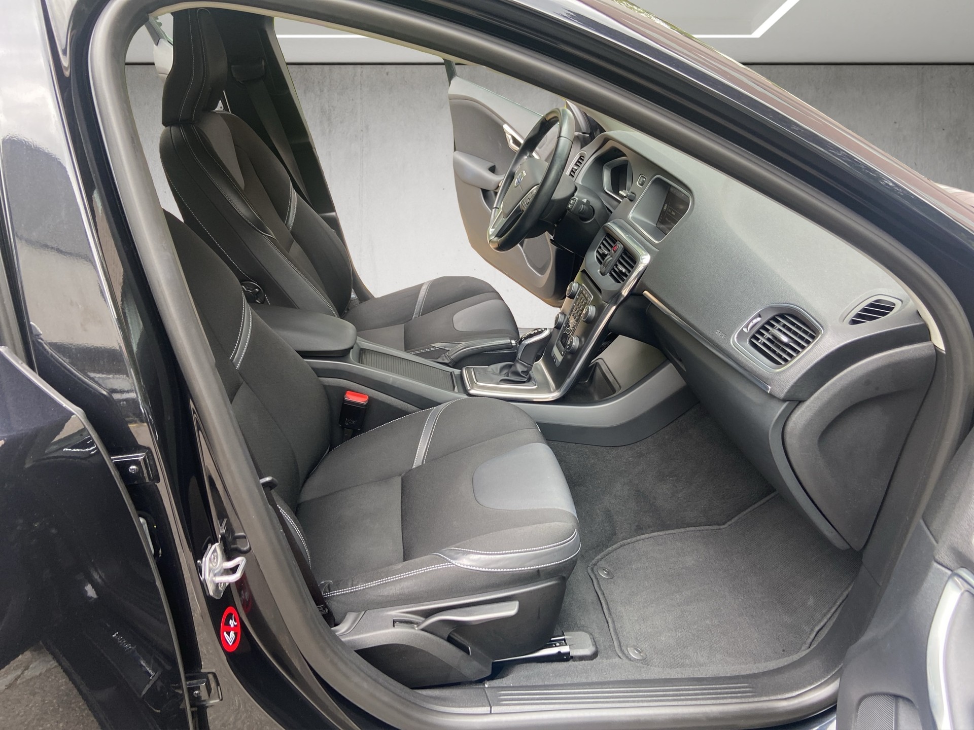 VOLVO V40 D3 Momentum Geartronic-image-11