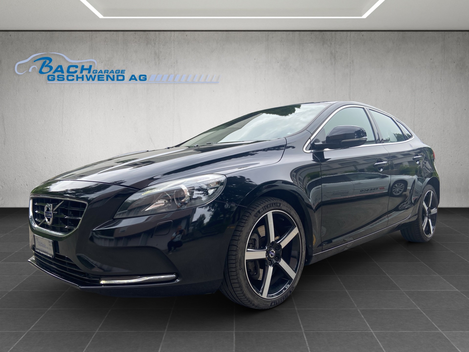 VOLVO V40 D3 Momentum Geartronic-image-0