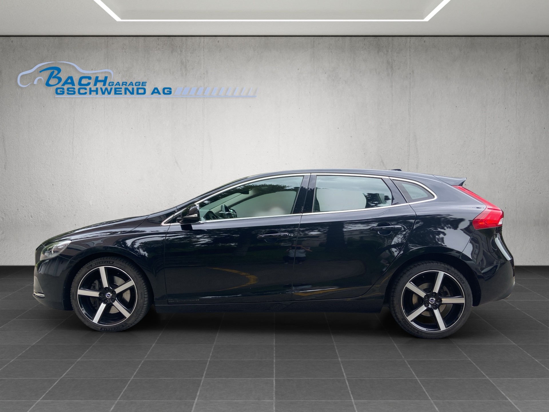 VOLVO V40 D3 Momentum Geartronic-image-5