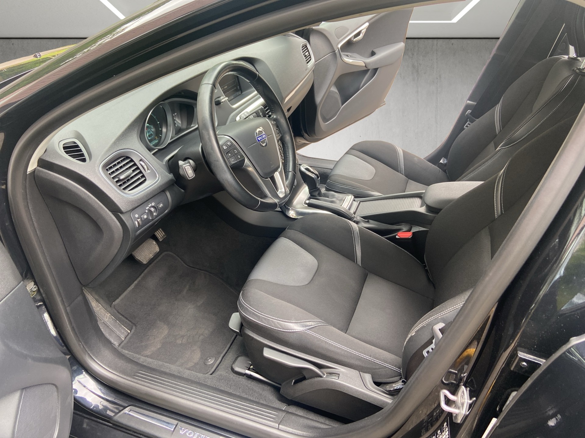 VOLVO V40 D3 Momentum Geartronic-image-6