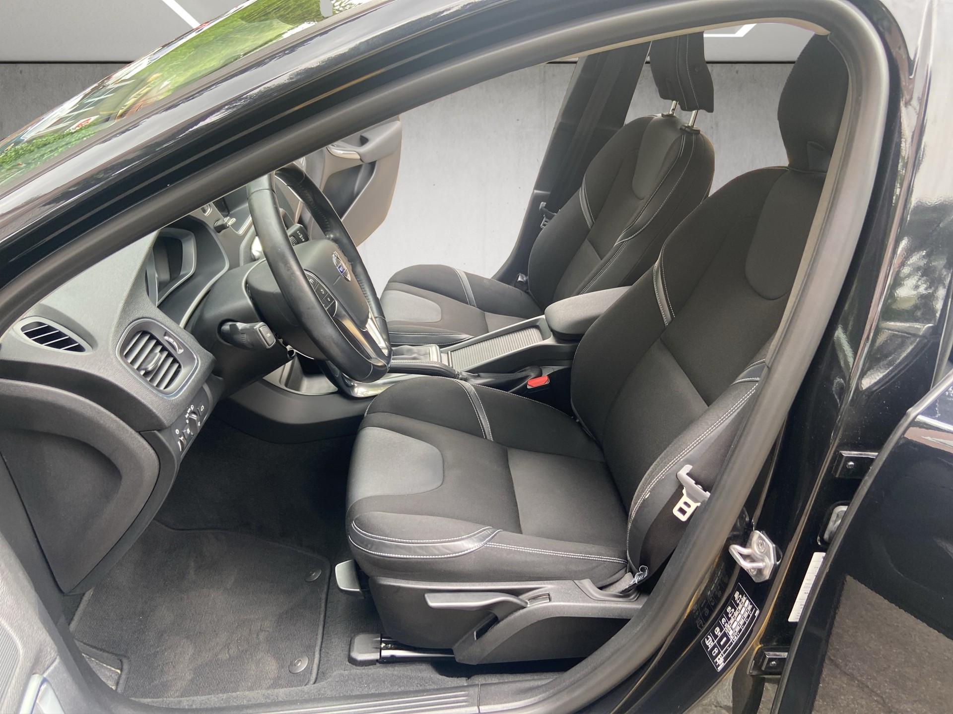 VOLVO V40 D3 Momentum Geartronic-image-9