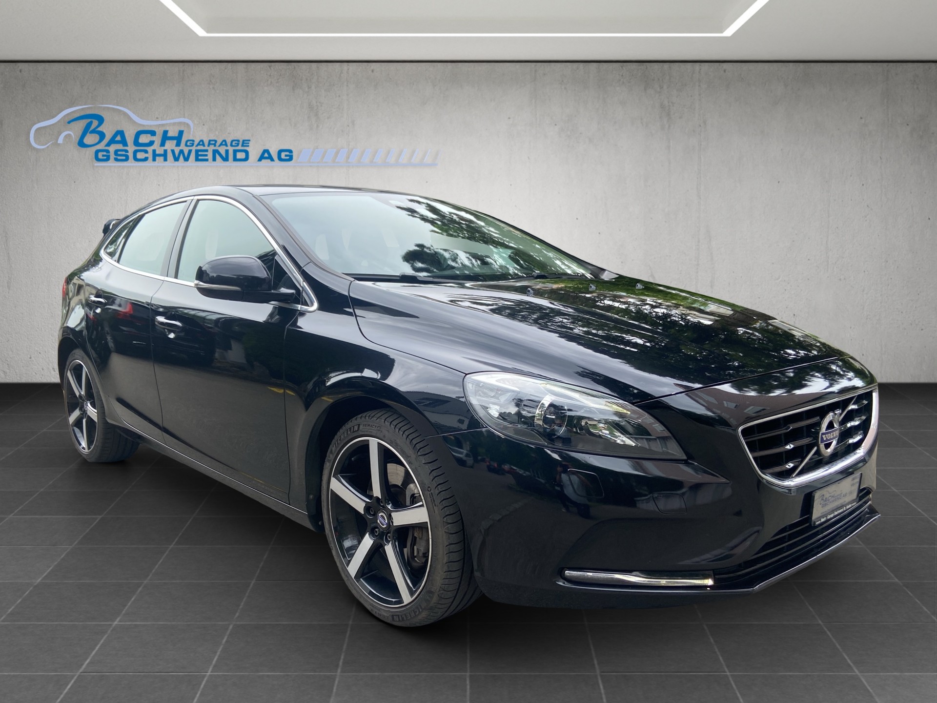 VOLVO V40 D3 Momentum Geartronic-image-1