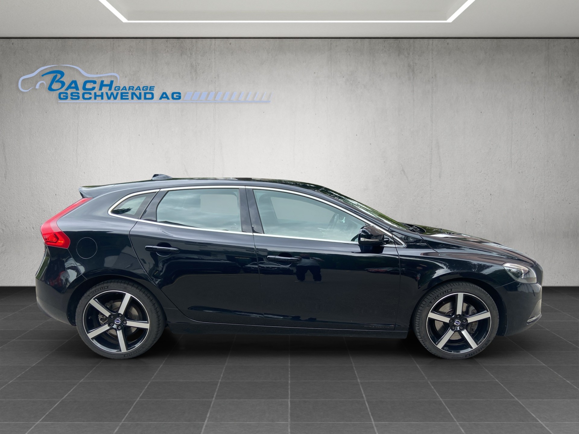 VOLVO V40 D3 Momentum Geartronic-image-2