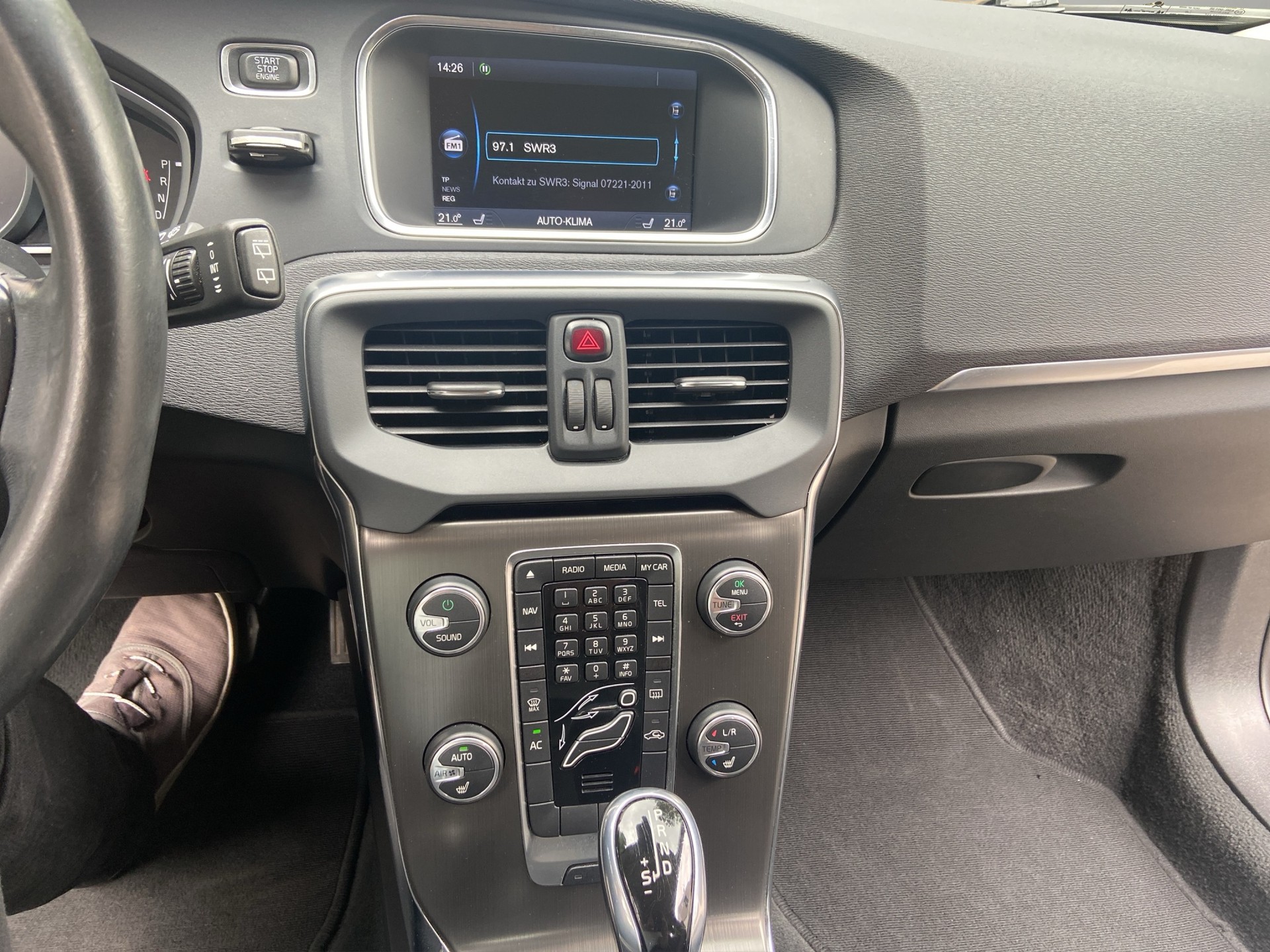 VOLVO V40 D3 Momentum Geartronic-image-7