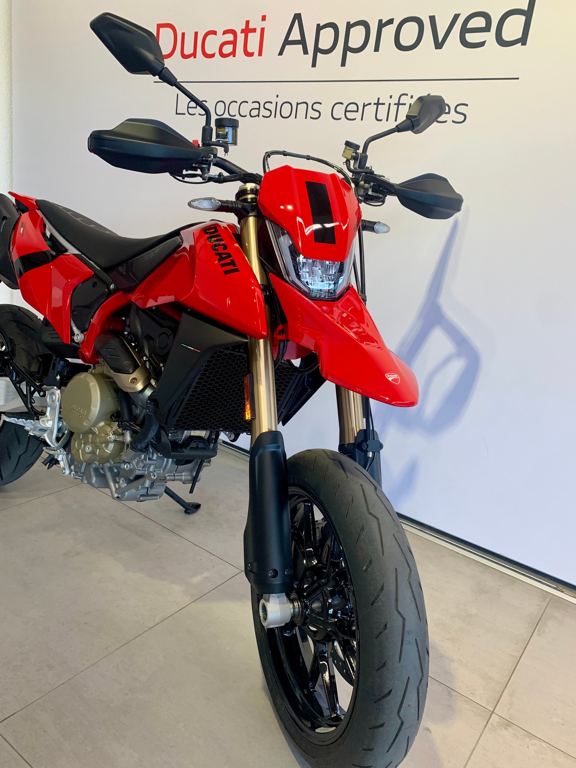 DUCATI Hypermotard 698 Mono-showroom-element-3