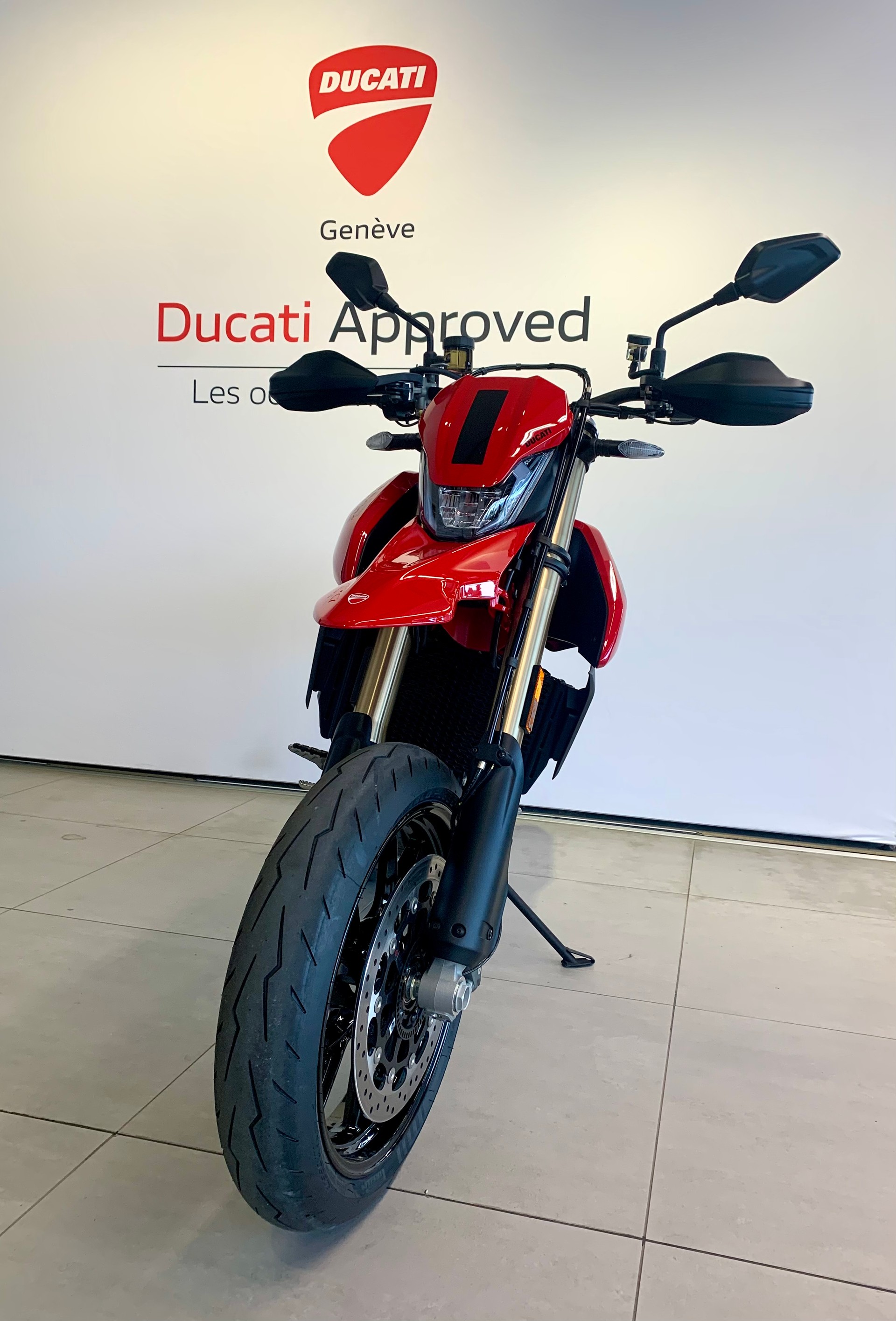 DUCATI Hypermotard 698 Mono-showroom-element-2