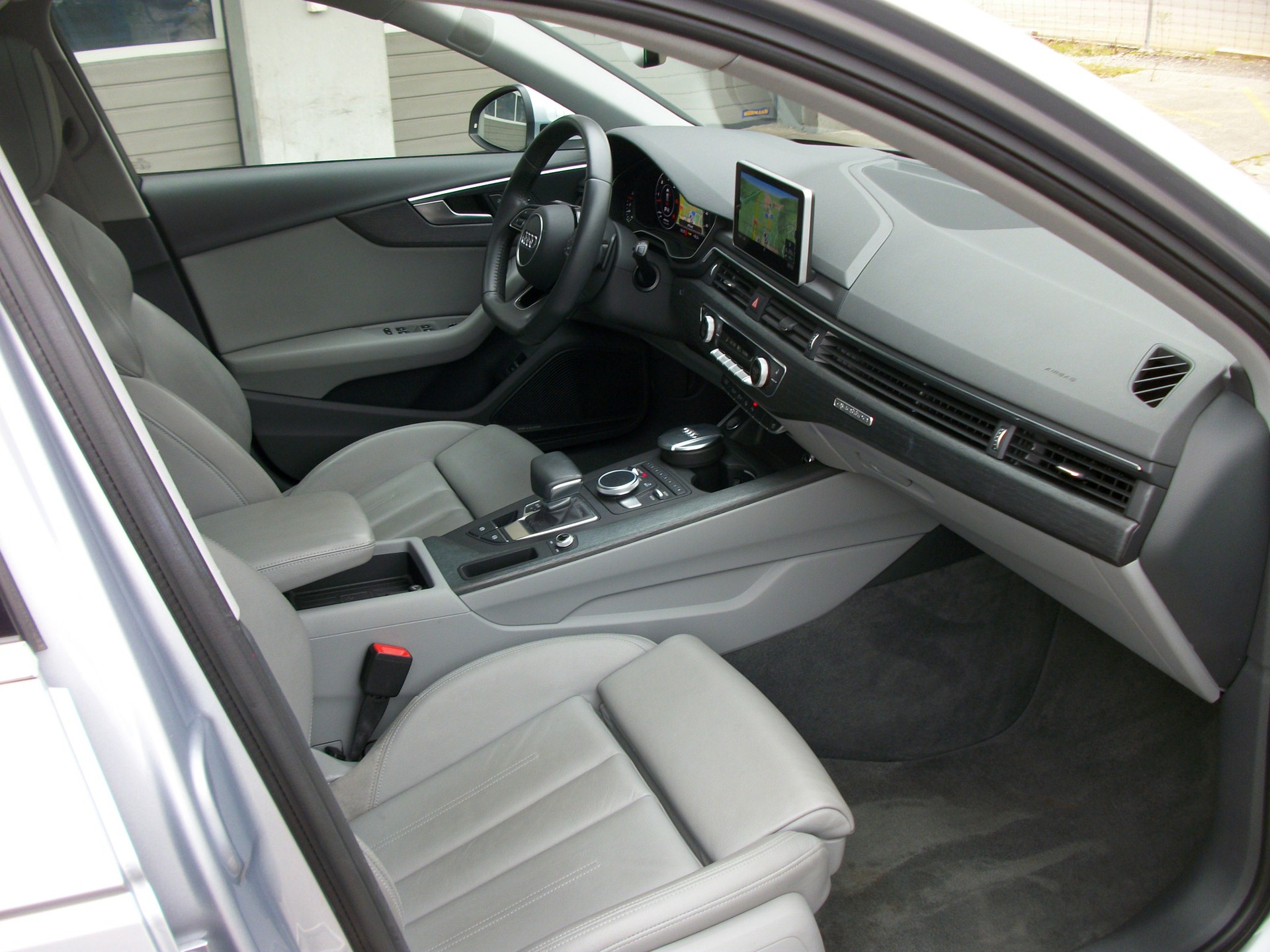 AUDI A4 Avant 3.0 TDI Sport quattro tiptronic-image-13