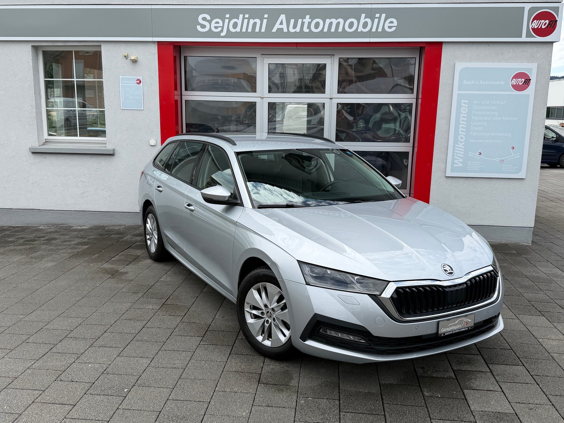 SKODA Octavia Combi 2.0 TDI DSG Ambition 4x4-image-0
