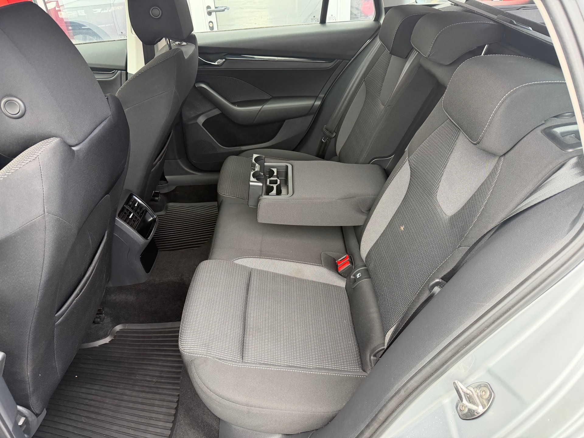 SKODA Octavia Combi 2.0 TDI DSG Ambition 4x4-image-13