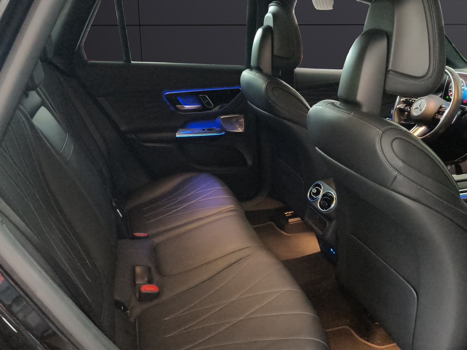 MERCEDES-BENZ GLC 300 4Matic AMG Line 9G-Tronic-image-11