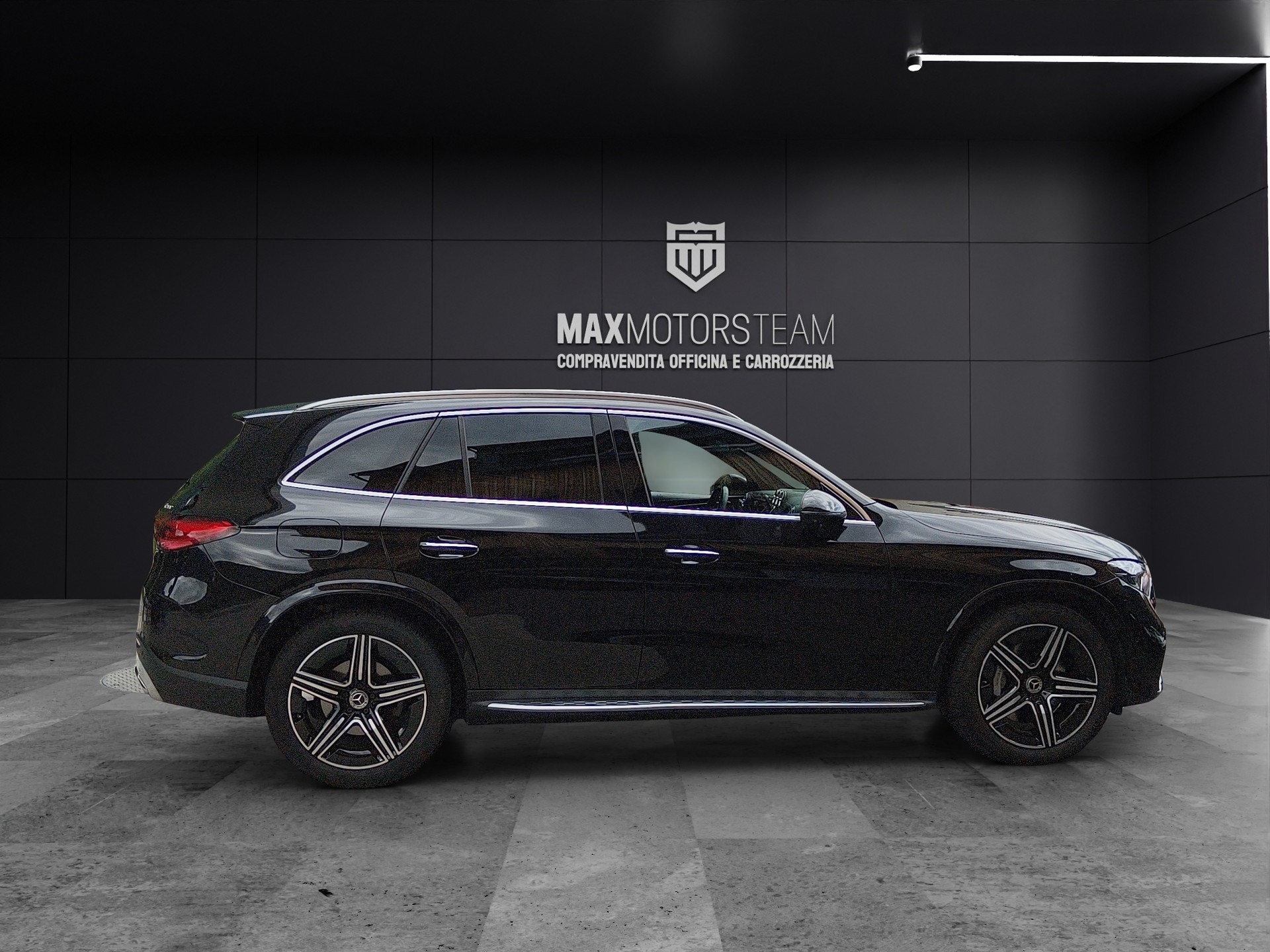 MERCEDES-BENZ GLC 300 4Matic AMG Line 9G-Tronic-image-2