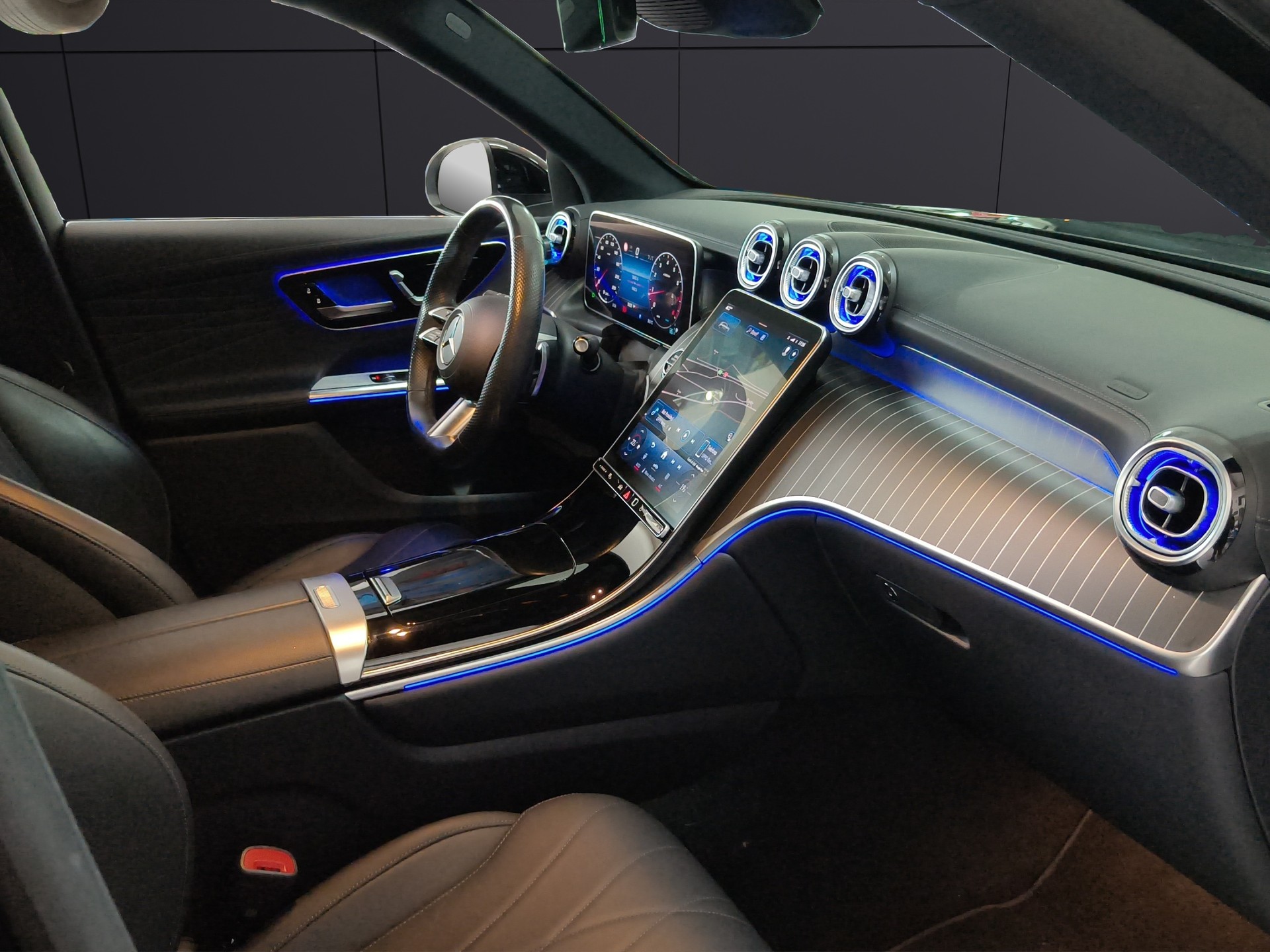 MERCEDES-BENZ GLC 300 4Matic AMG Line 9G-Tronic-image-12