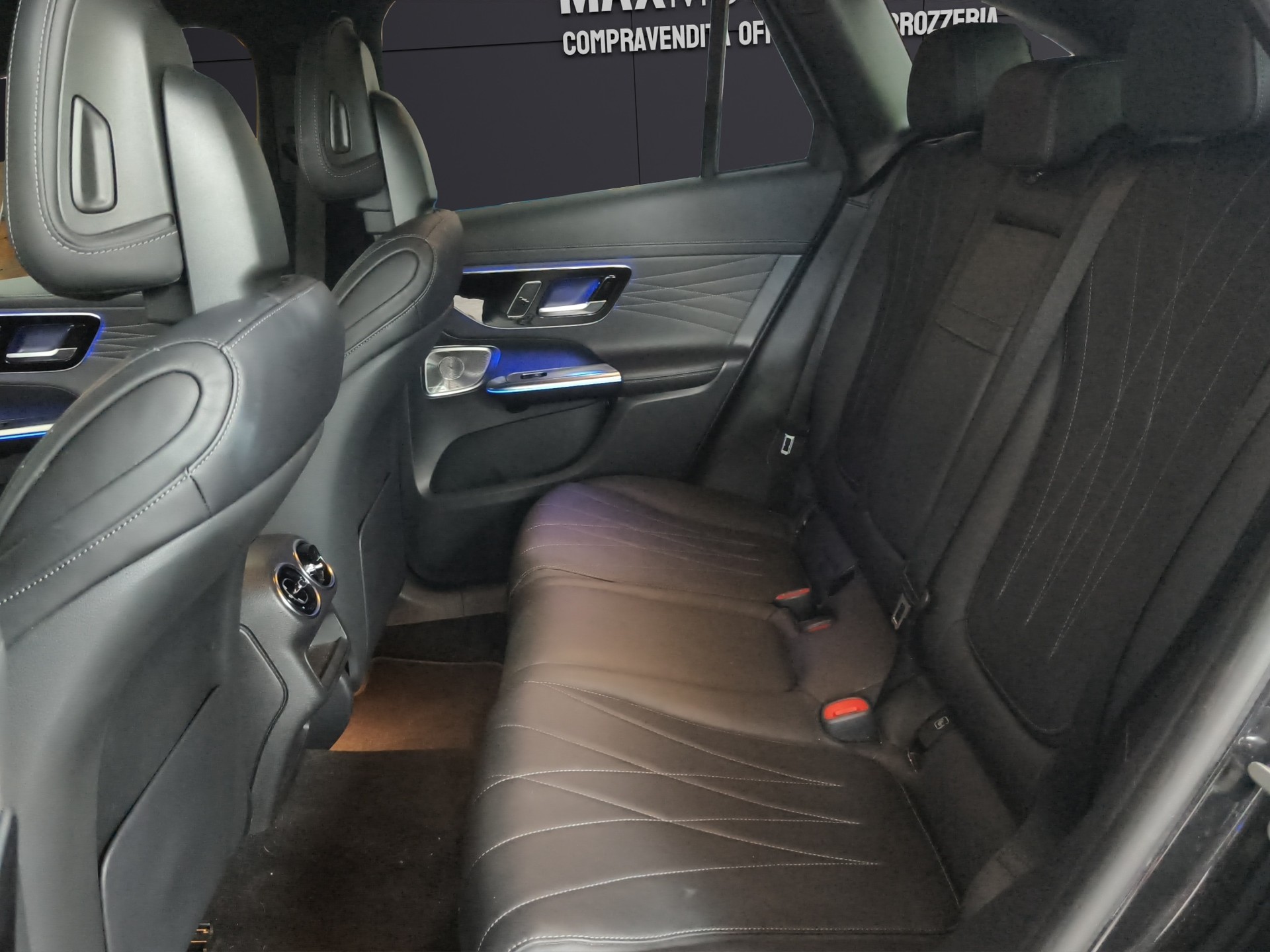 MERCEDES-BENZ GLC 300 4Matic AMG Line 9G-Tronic-image-9