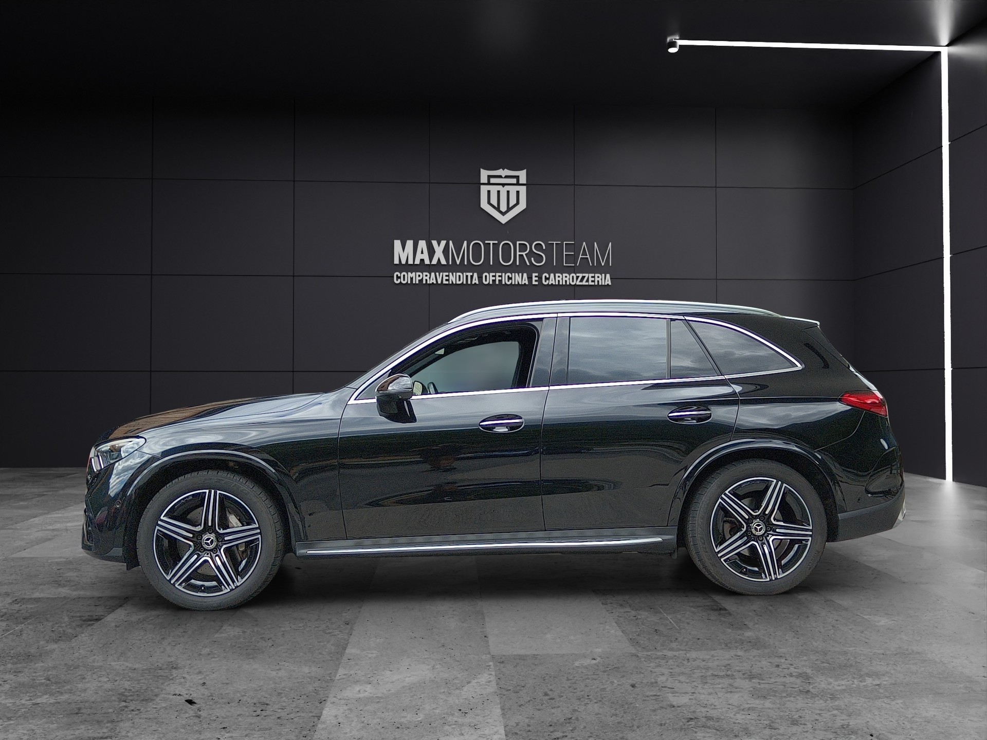MERCEDES-BENZ GLC 300 4Matic AMG Line 9G-Tronic-image-3
