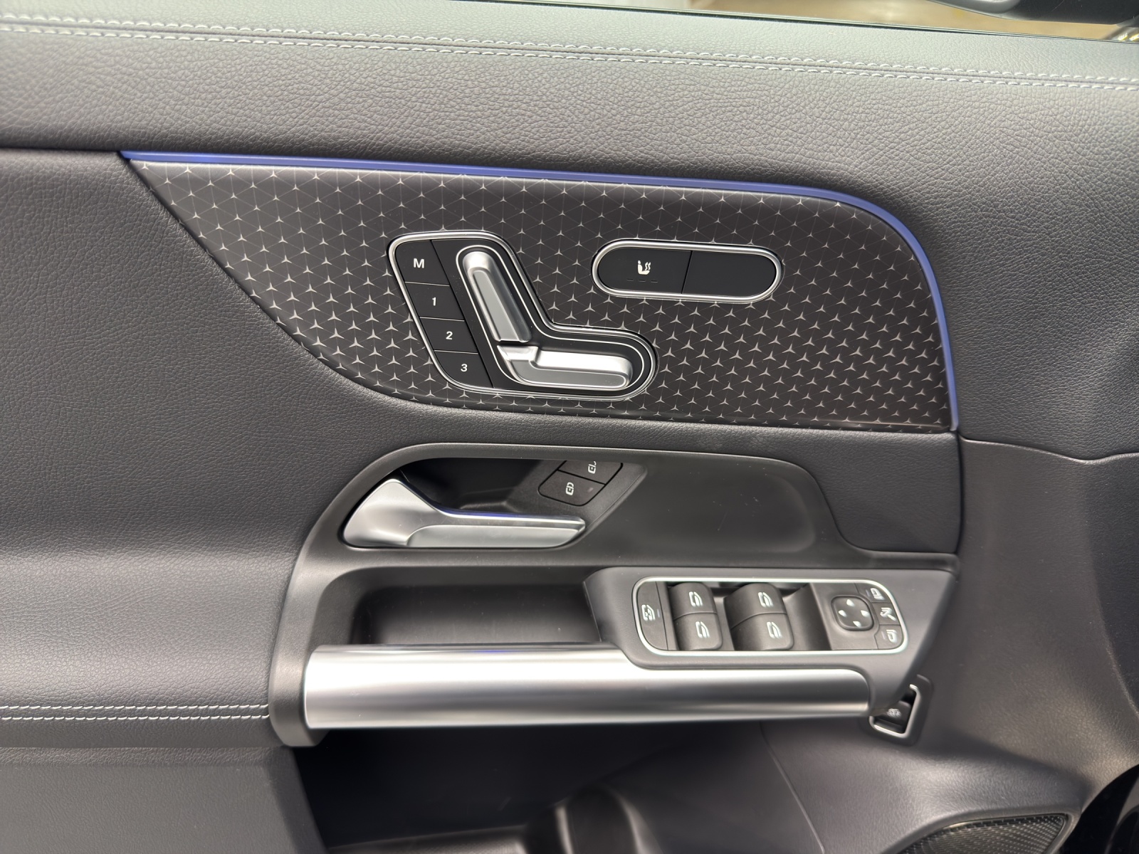MERCEDES-BENZ GLA 200 Advanced Plus Line Night Star-image-14