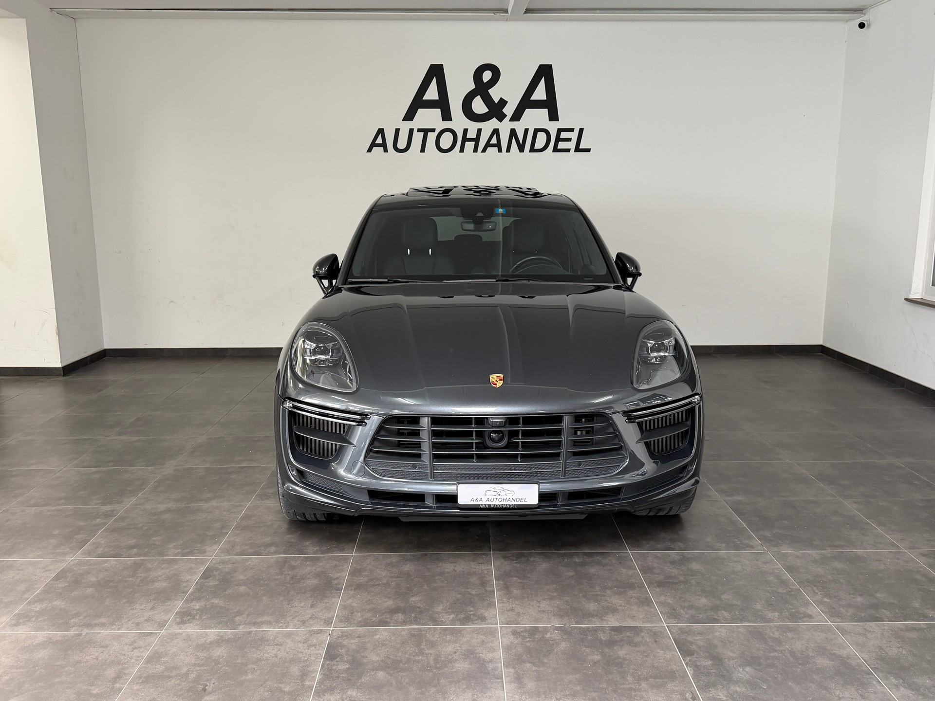 PORSCHE Macan Turbo PDK-showroom-element-1
