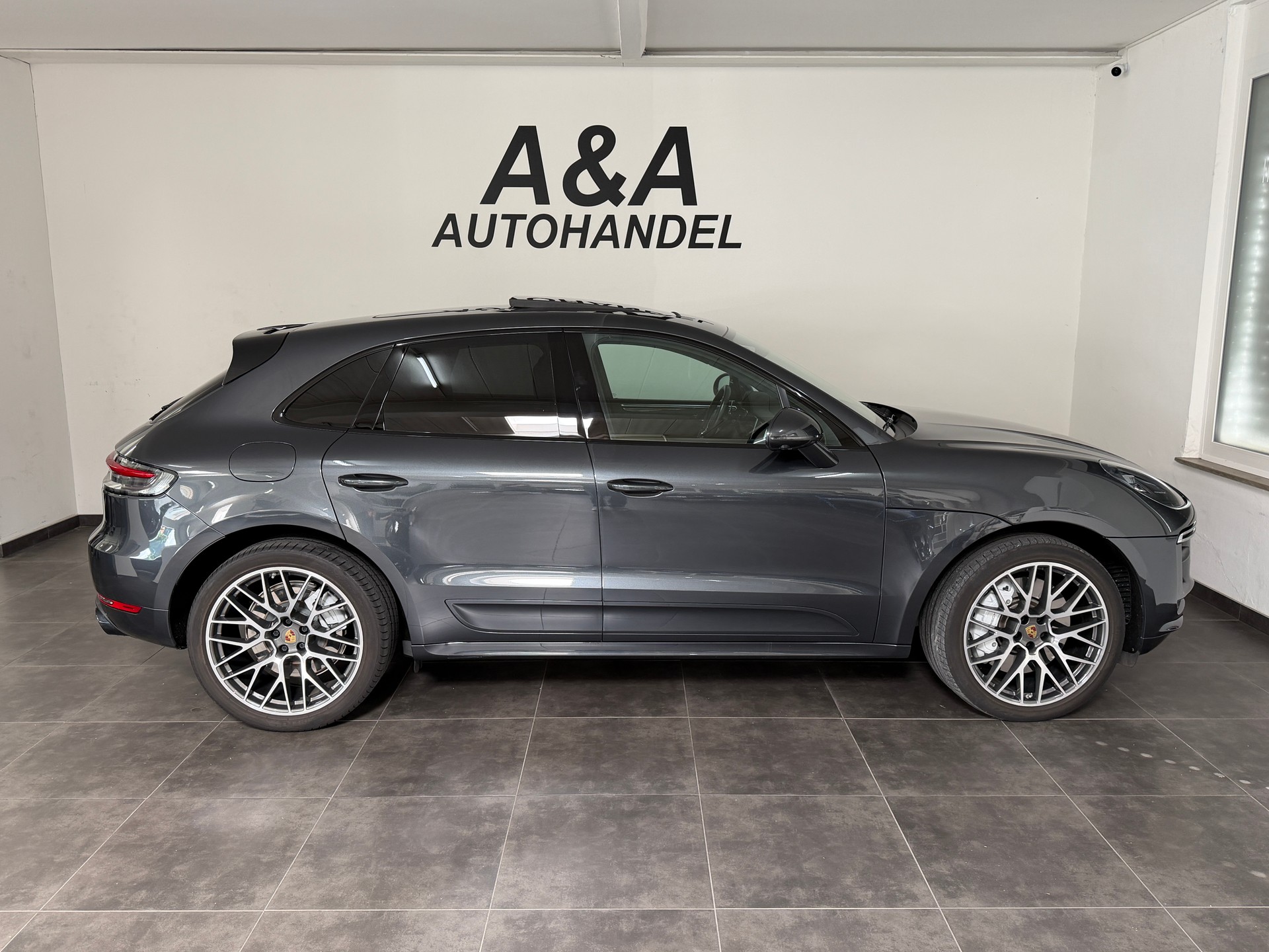 PORSCHE Macan Turbo PDK-showroom-element-2