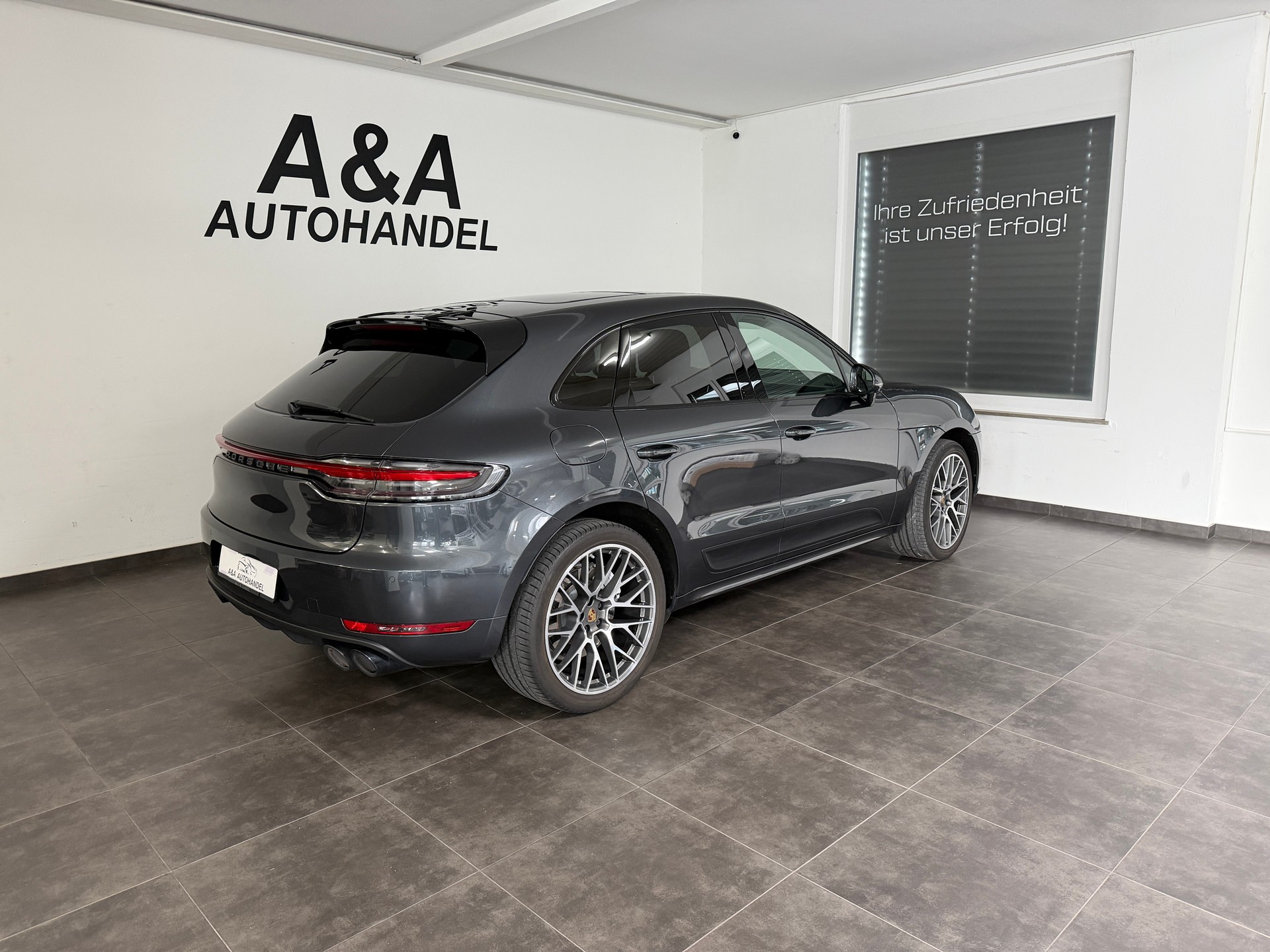 PORSCHE Macan Turbo PDK-showroom-element-3