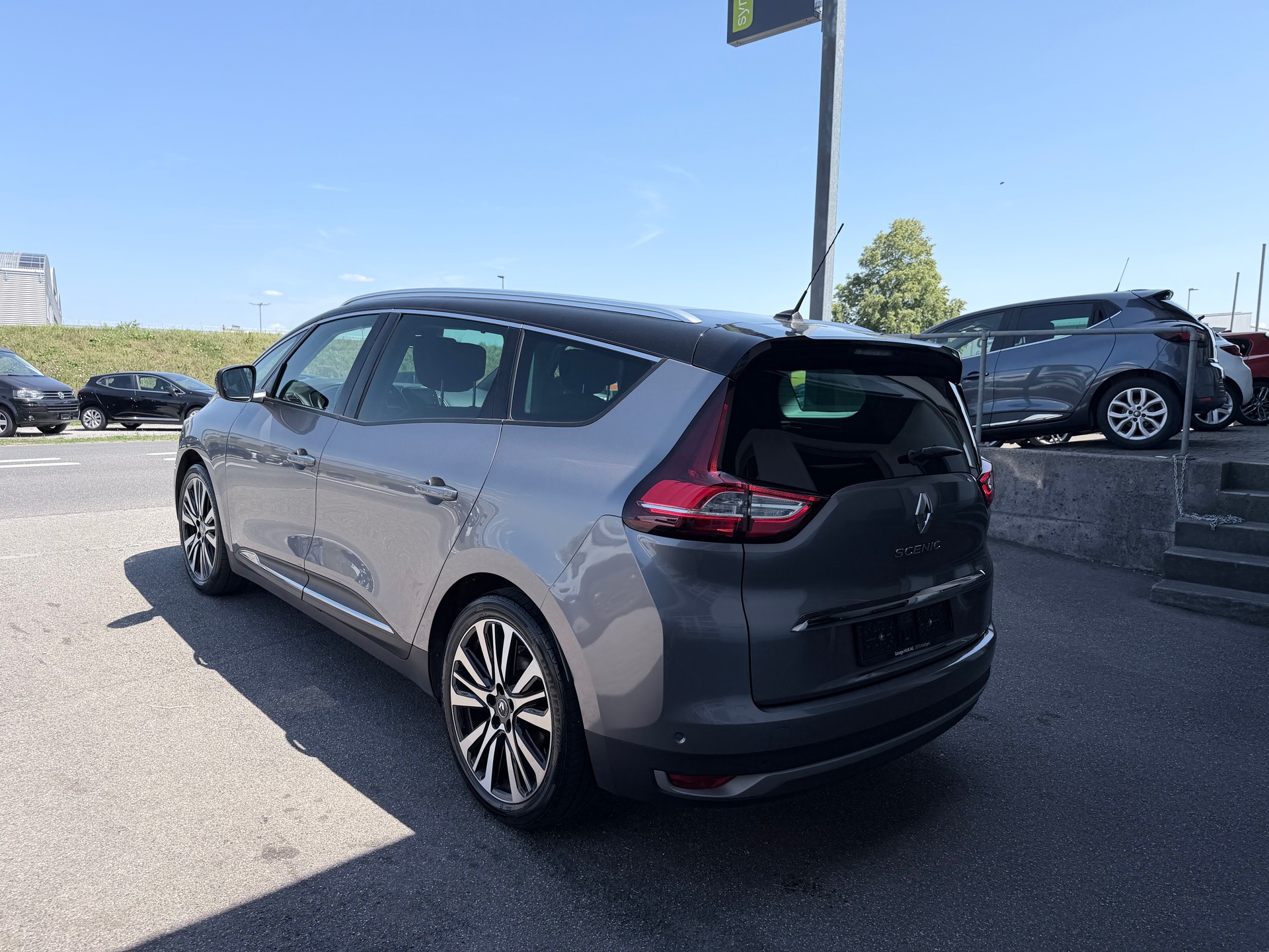 RENAULT Grand Scénic 1.3 16V Turbo Initiale Paris EDC+++PANORAMA+++LEDER+++7-PLÄTZER+++-image-1