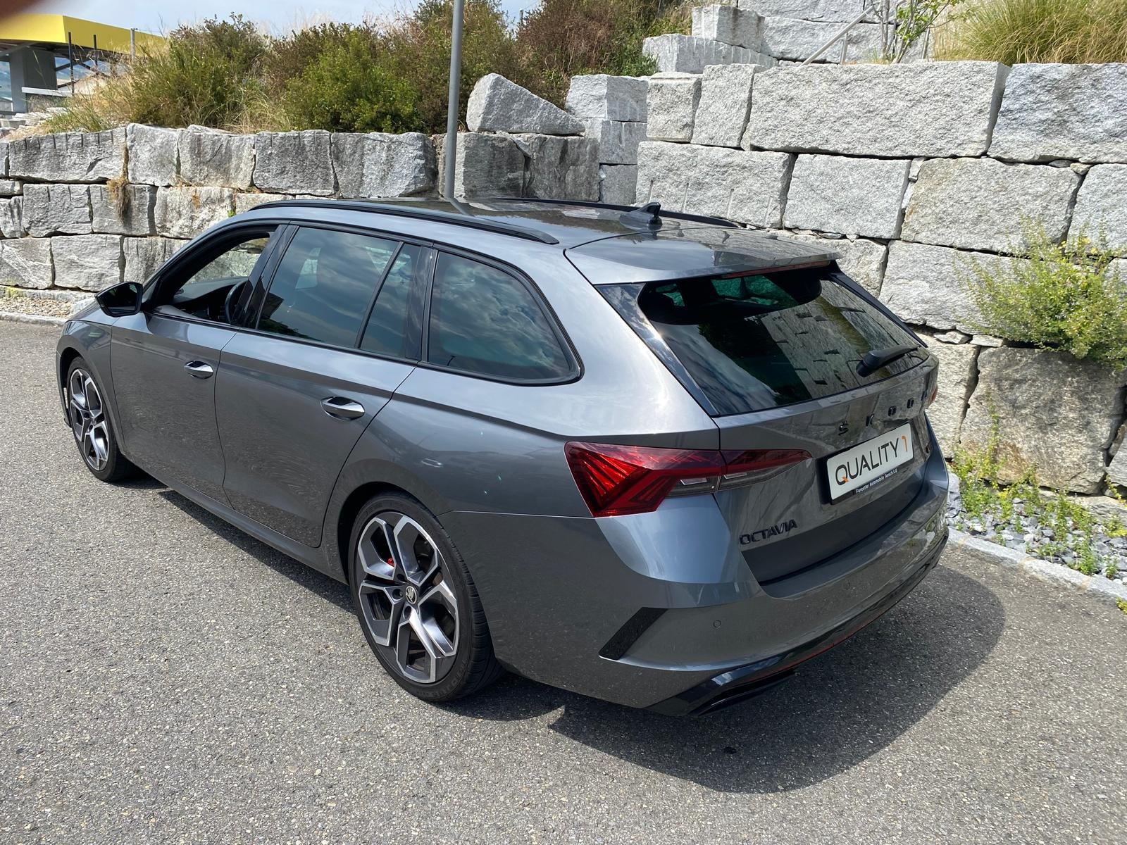 SKODA Octavia Combi 2.0 TSI DSG RS-image-2