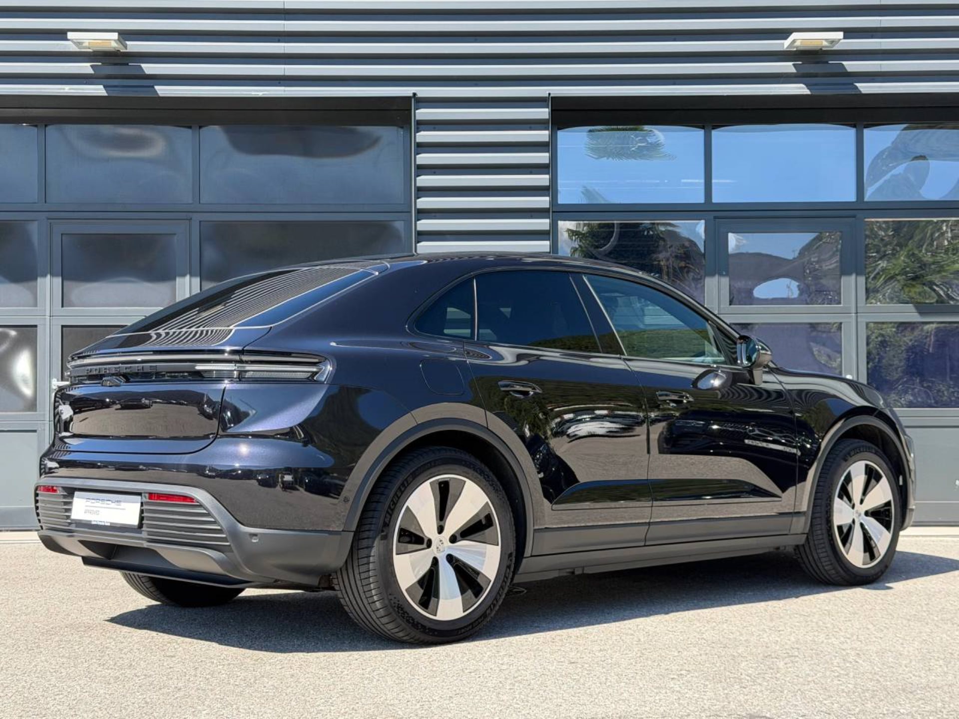 PORSCHE Macan 4-image-6