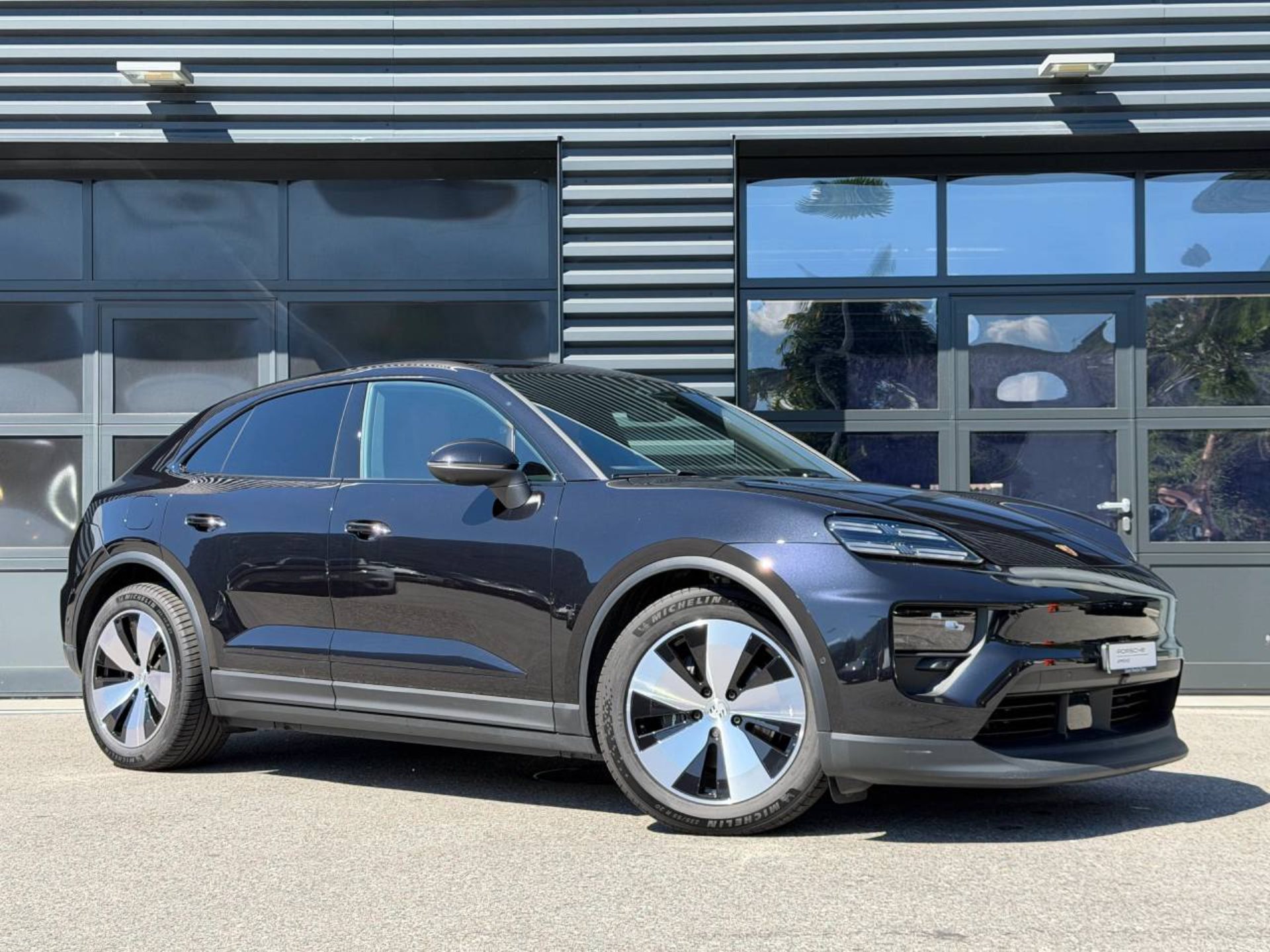 PORSCHE Macan 4-image-8