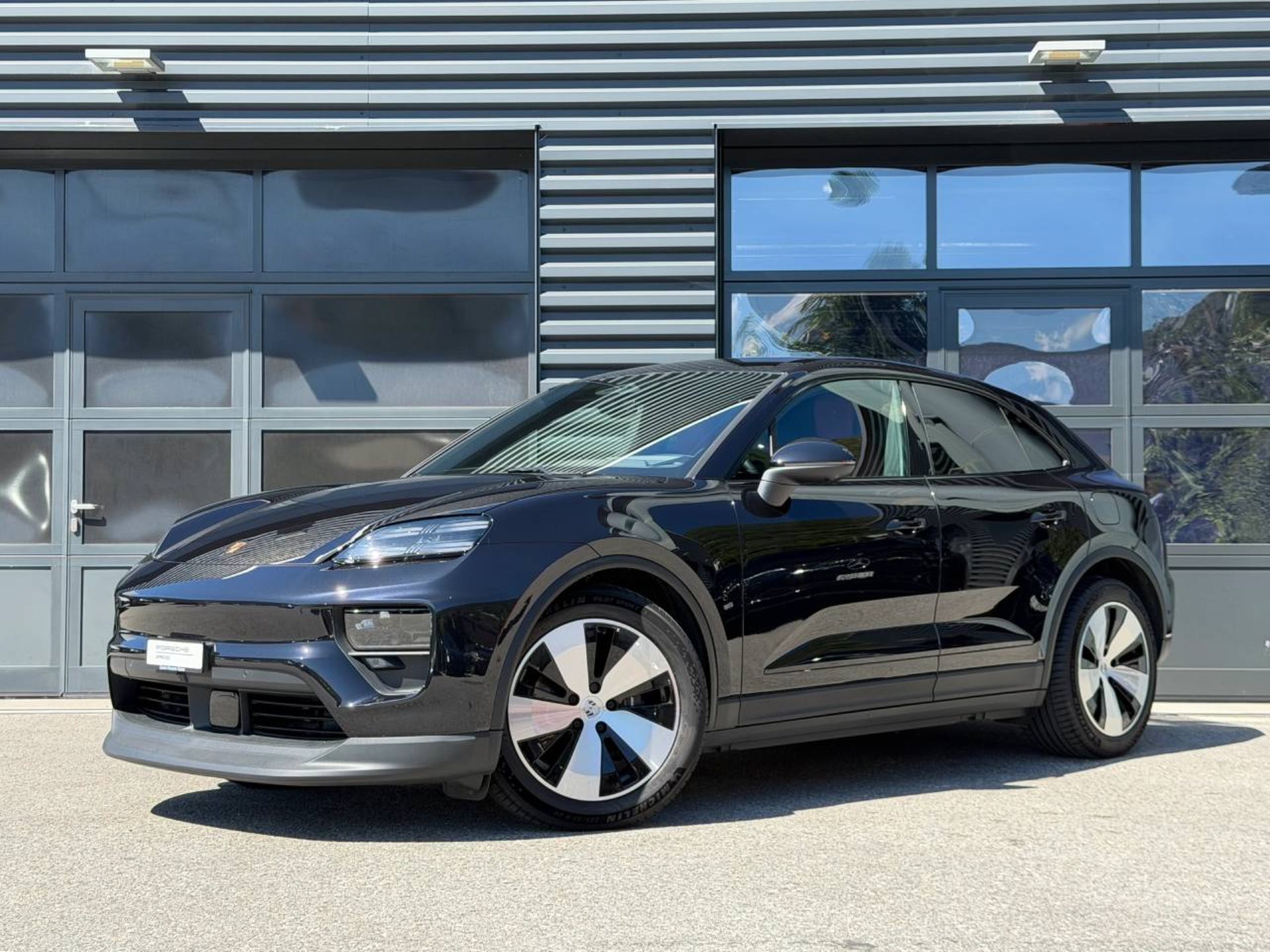 PORSCHE Macan 4