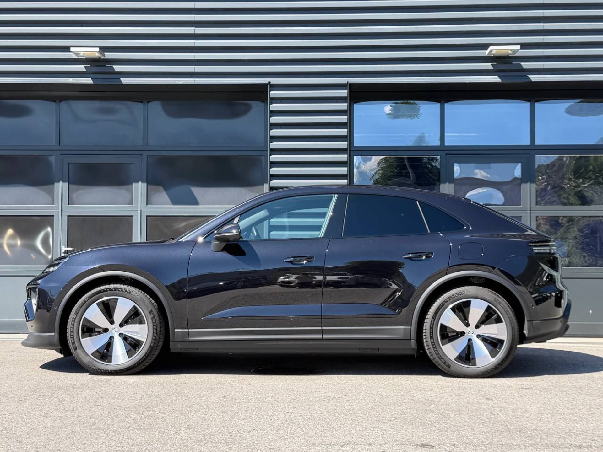 PORSCHE Macan 4-showroom-element-1
