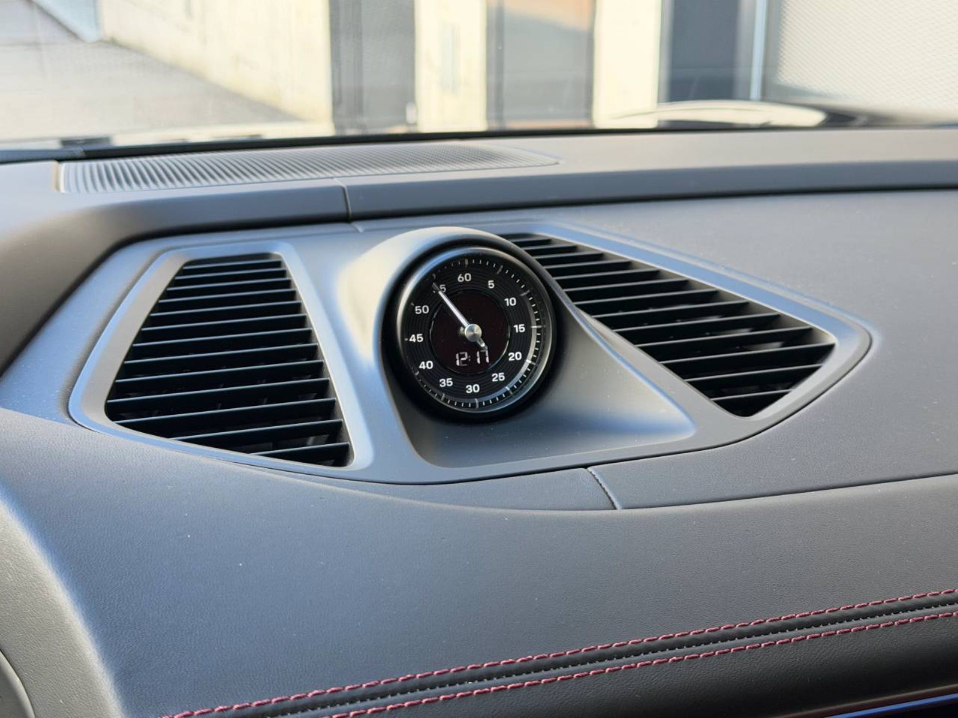 PORSCHE Macan 4-image-26
