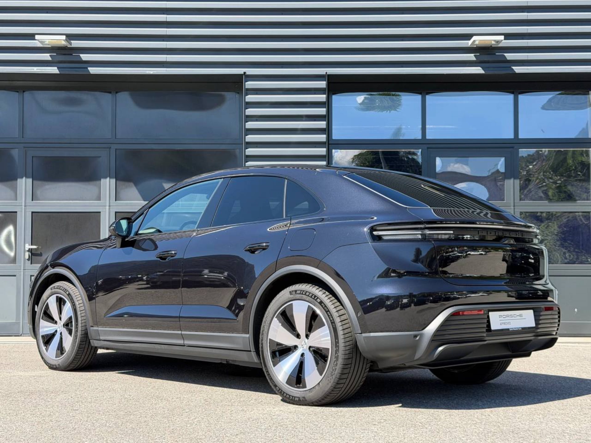 PORSCHE Macan 4-showroom-element-2