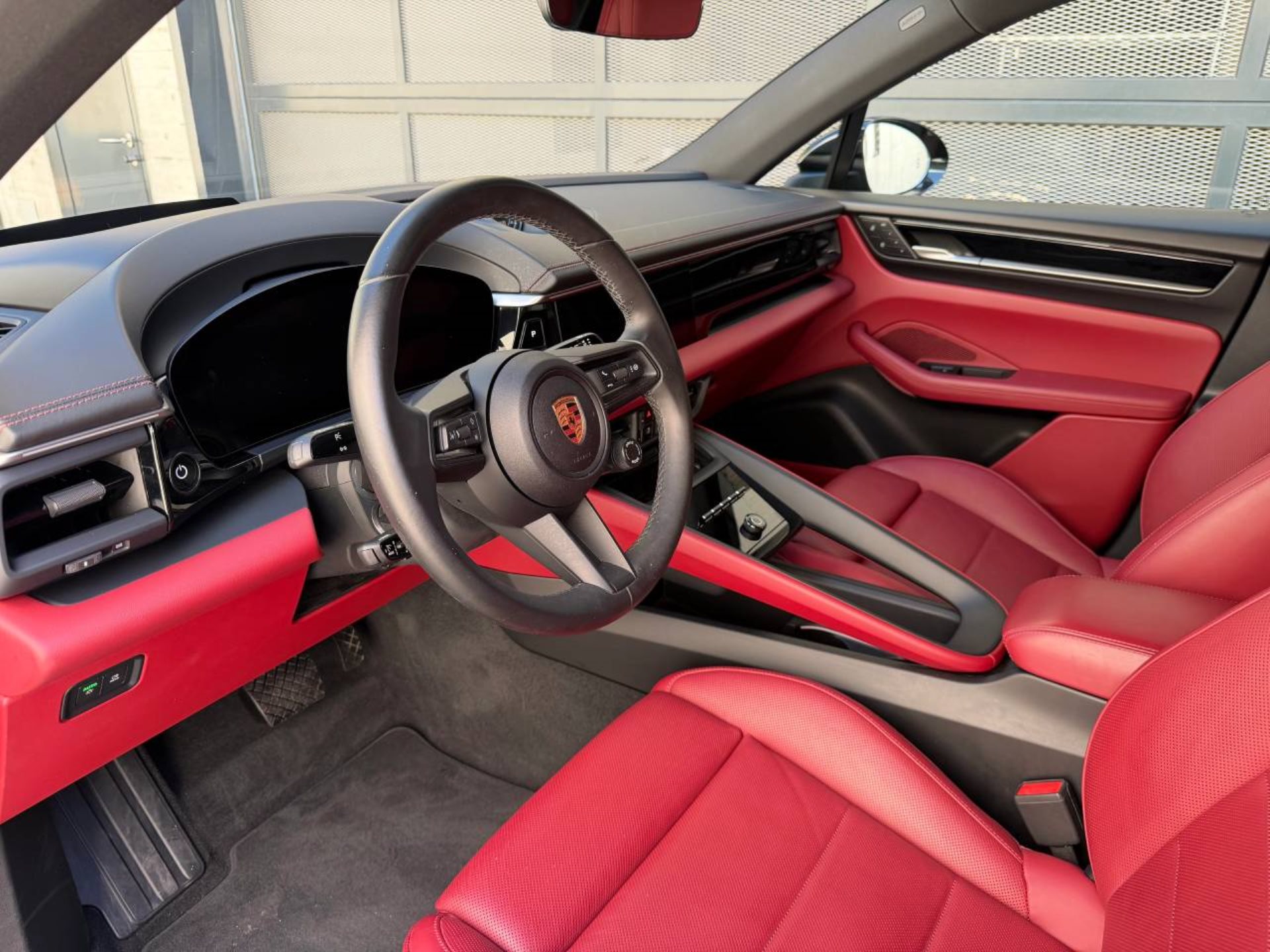PORSCHE Macan 4-showroom-element-3