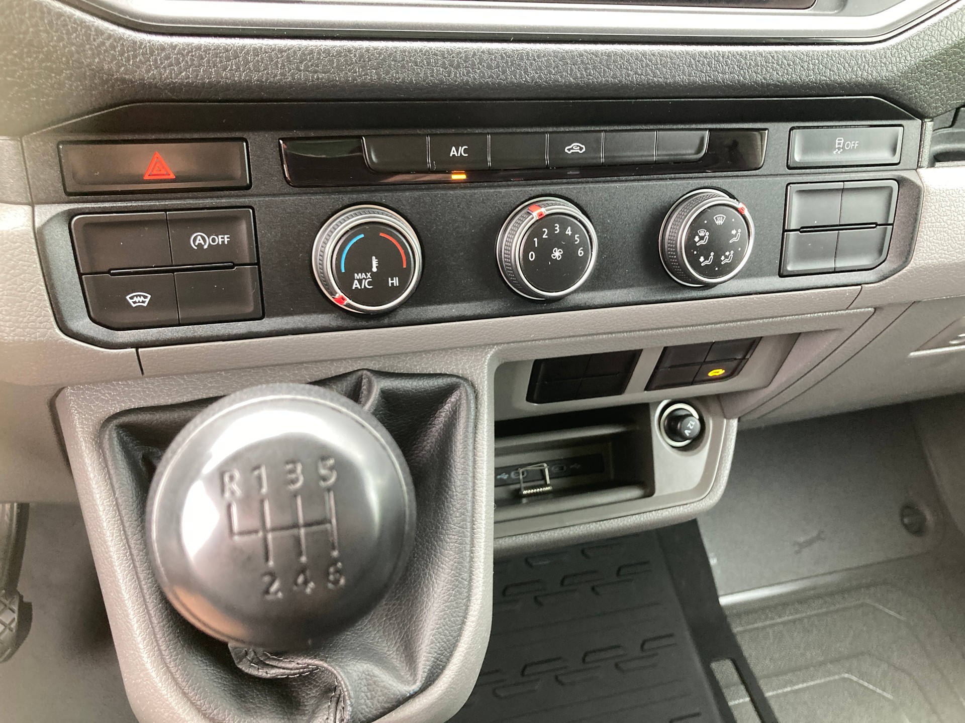 VW Crafter 35 2.0 TDI L3 mit Hebebühne-image-11