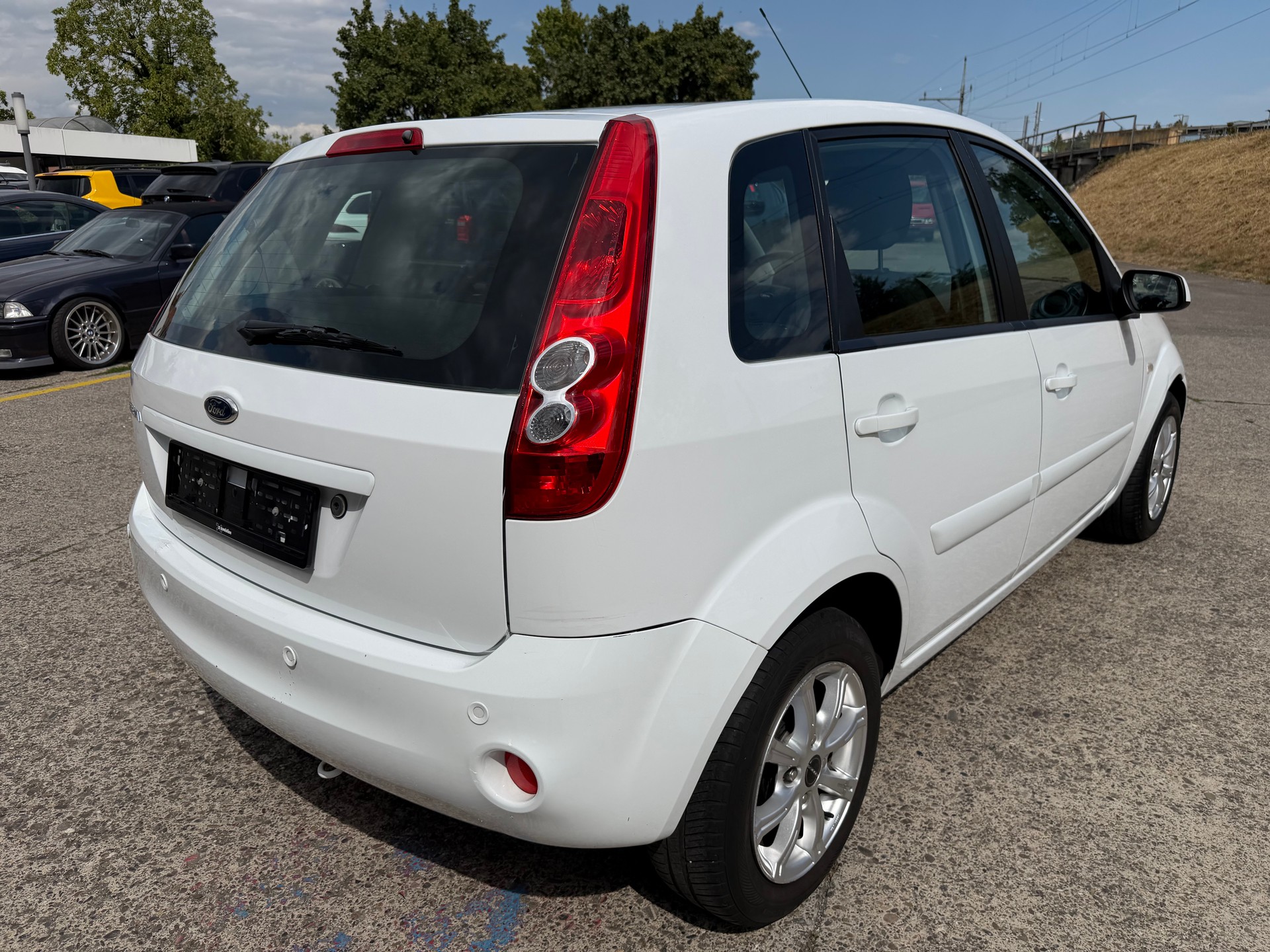 FORD Fiesta 1.4 16V Ambiente-image-4