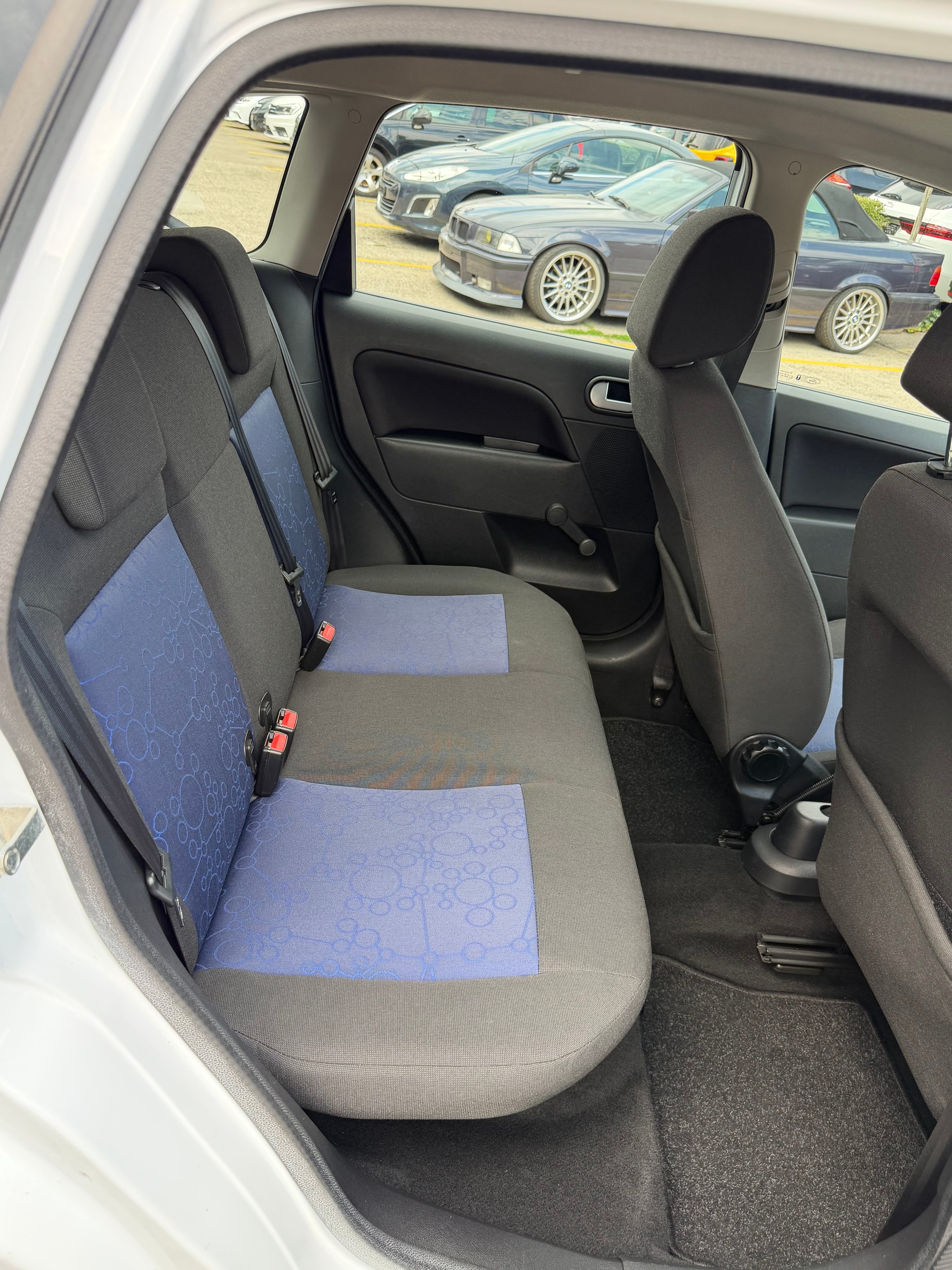 FORD Fiesta 1.4 16V Ambiente-image-12
