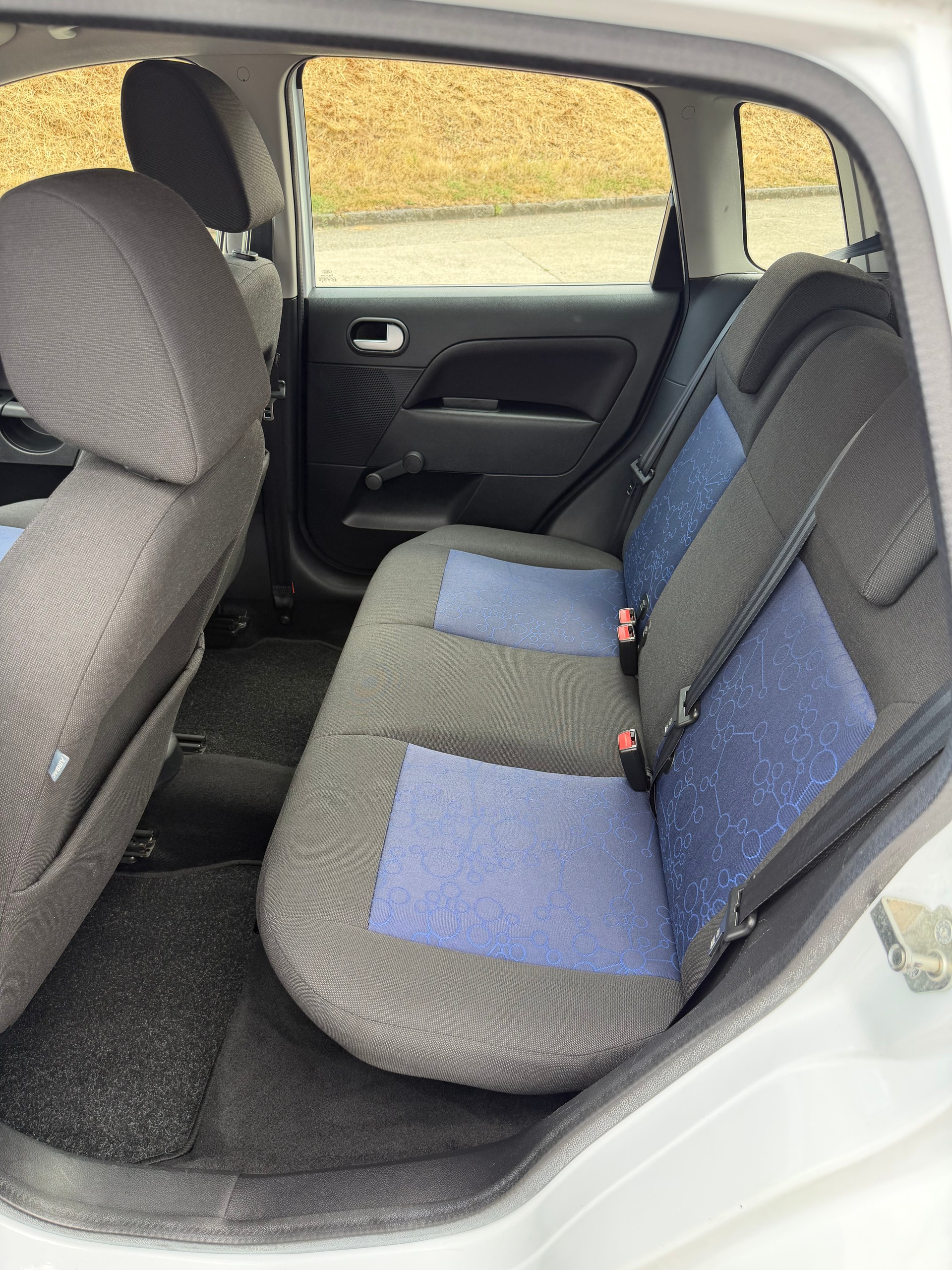 FORD Fiesta 1.4 16V Ambiente-image-11