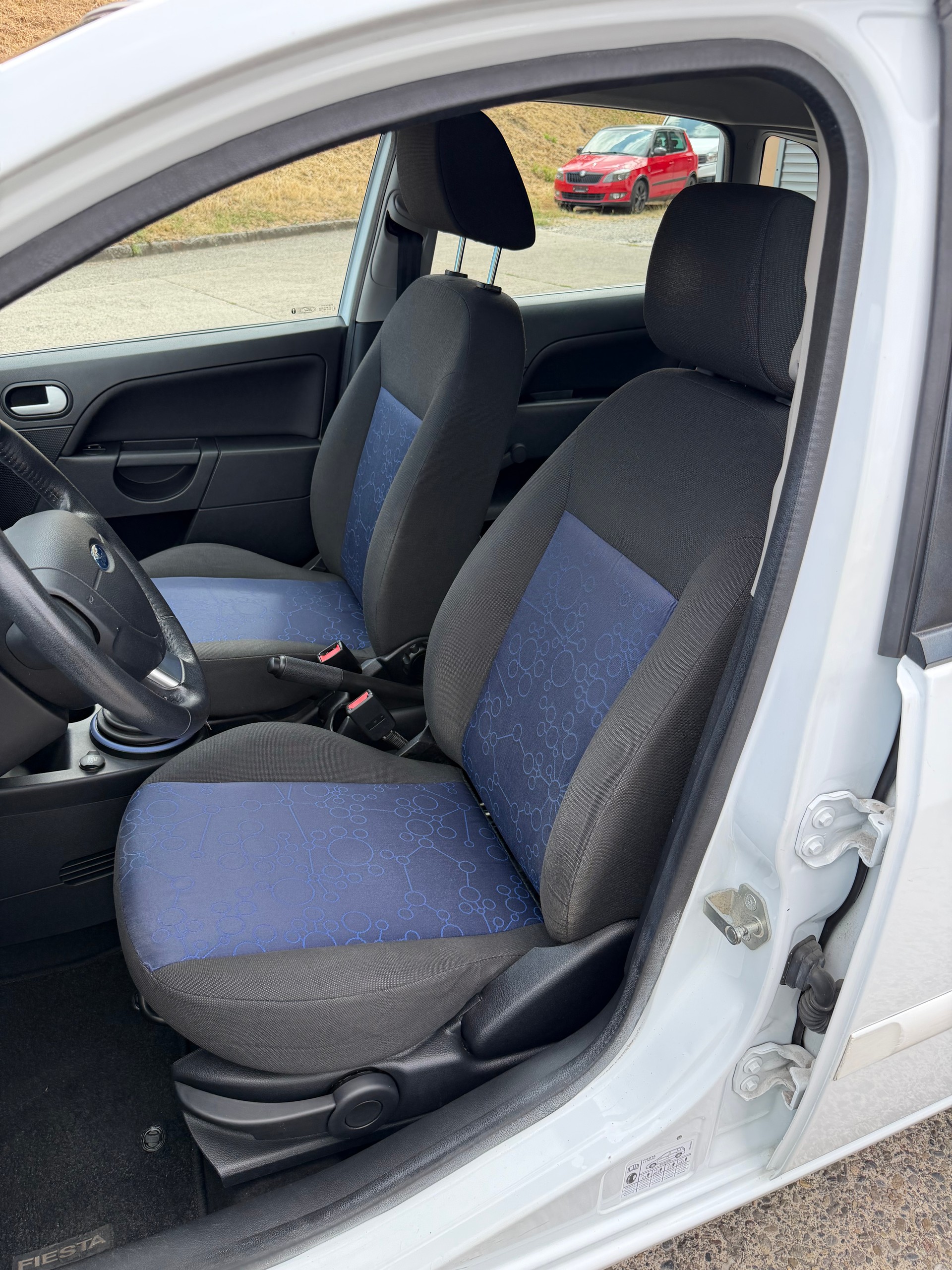 FORD Fiesta 1.4 16V Ambiente-image-8