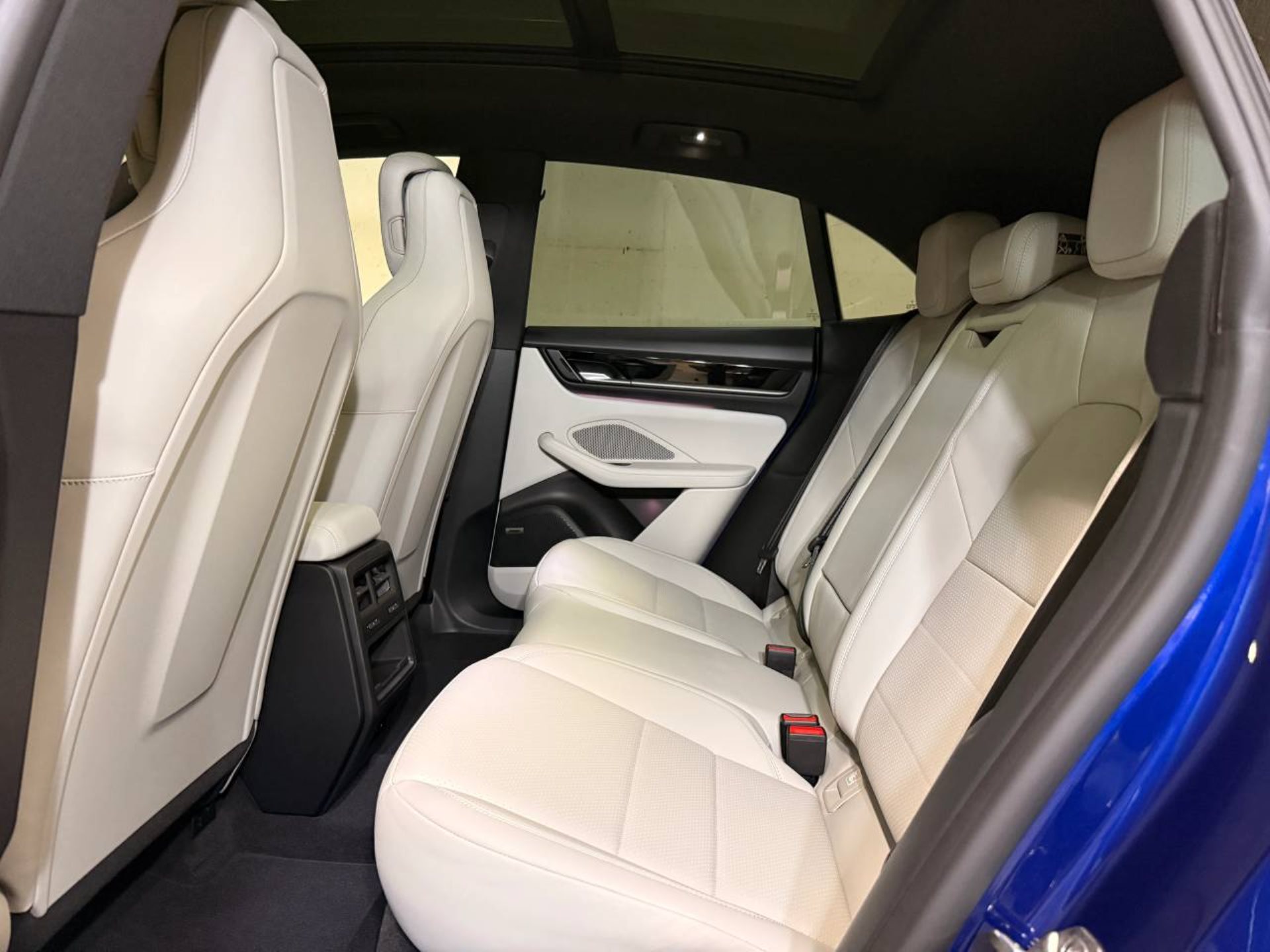 PORSCHE Macan 4-image-18