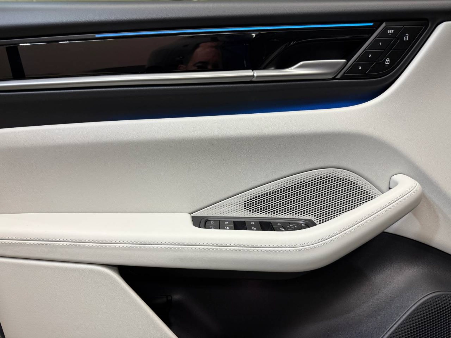 PORSCHE Macan 4-image-21
