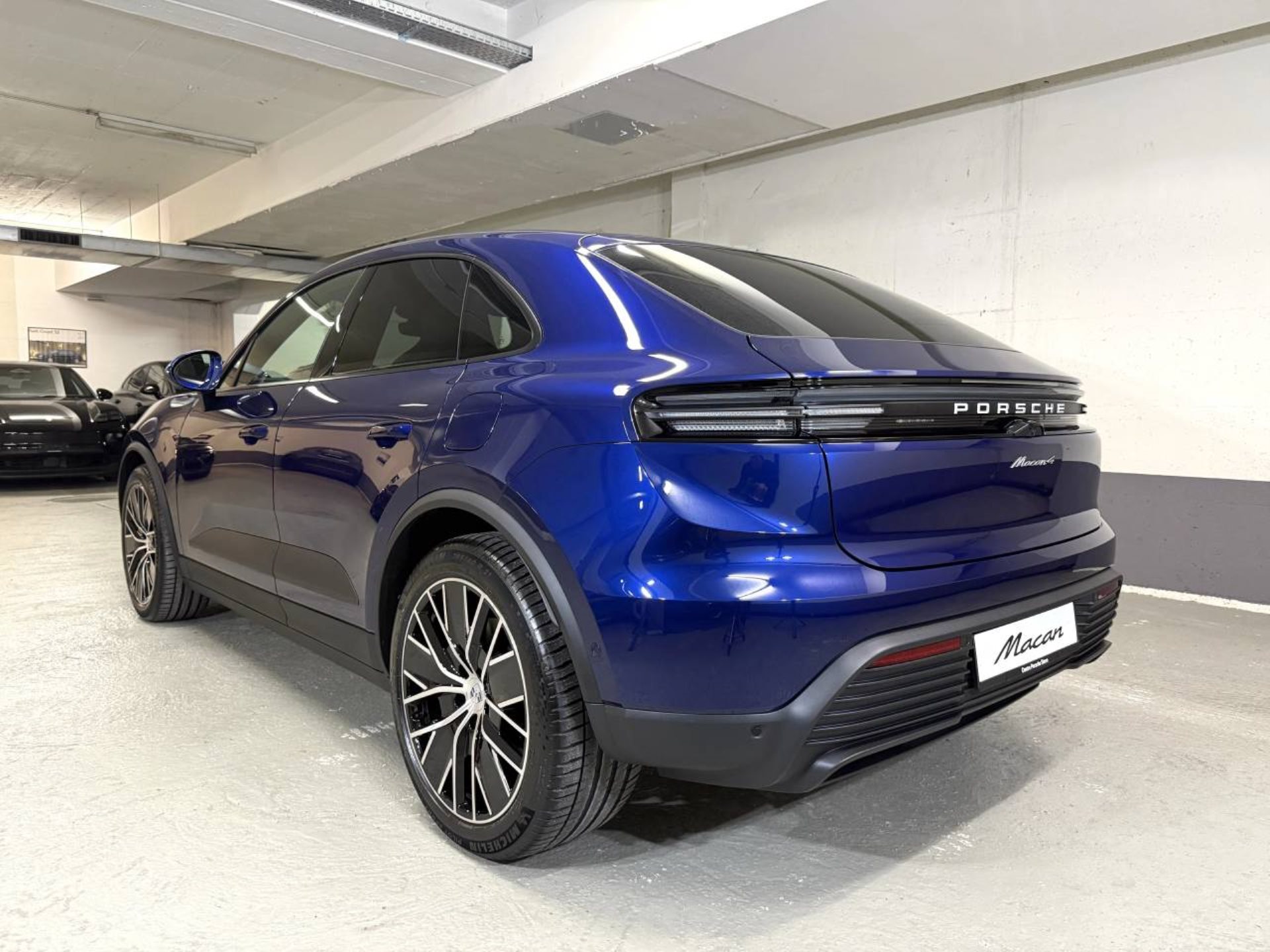PORSCHE Macan 4-image-2
