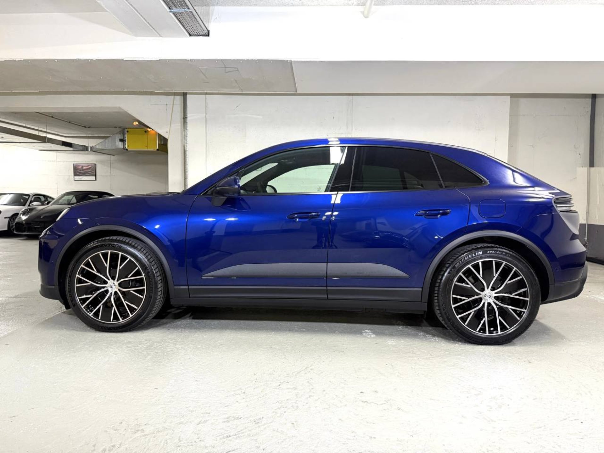 PORSCHE Macan 4-image-1