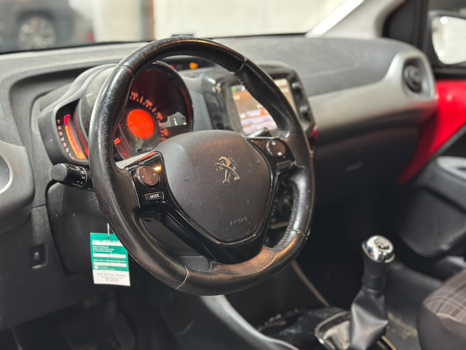 PEUGEOT 108 1.2 VTi Allure-image-9
