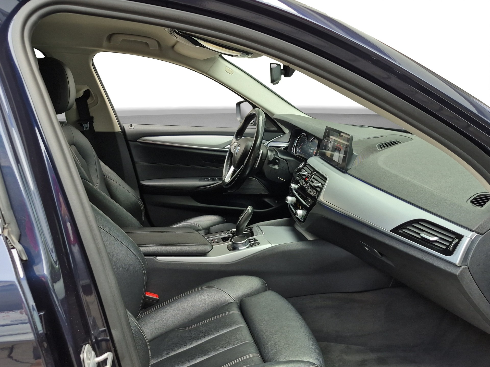 BMW 530d xDrive Steptronic *MEGA Ausstattung, Anhängerkupplung, HarmanKardon, 360°, CarPlay*-image-7